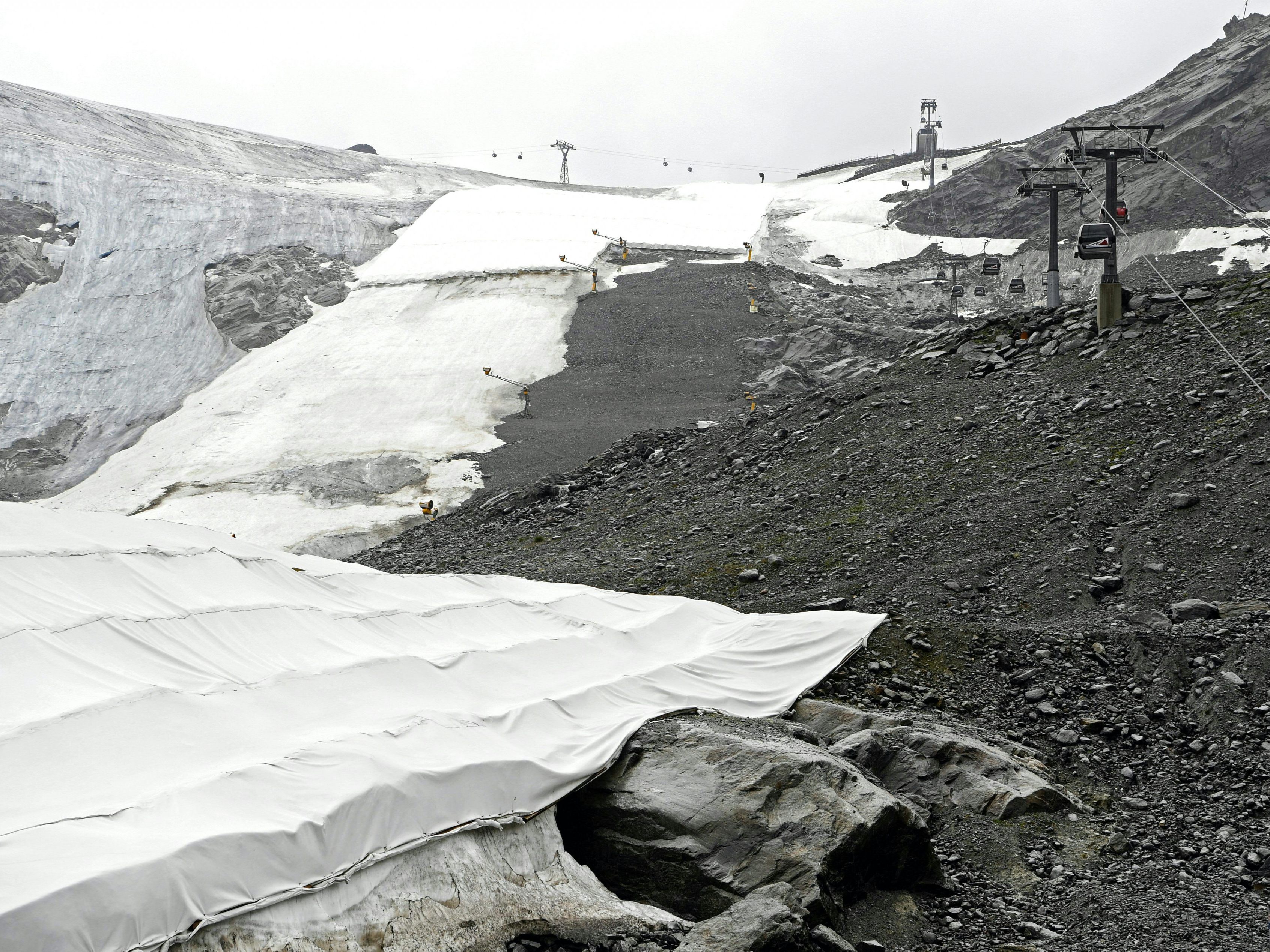 Auch auf Österreichs Gletschern nimmt die Schneemenge ab. Auch auf Österreichs Gletschern nimmt die Schneemenge ab.