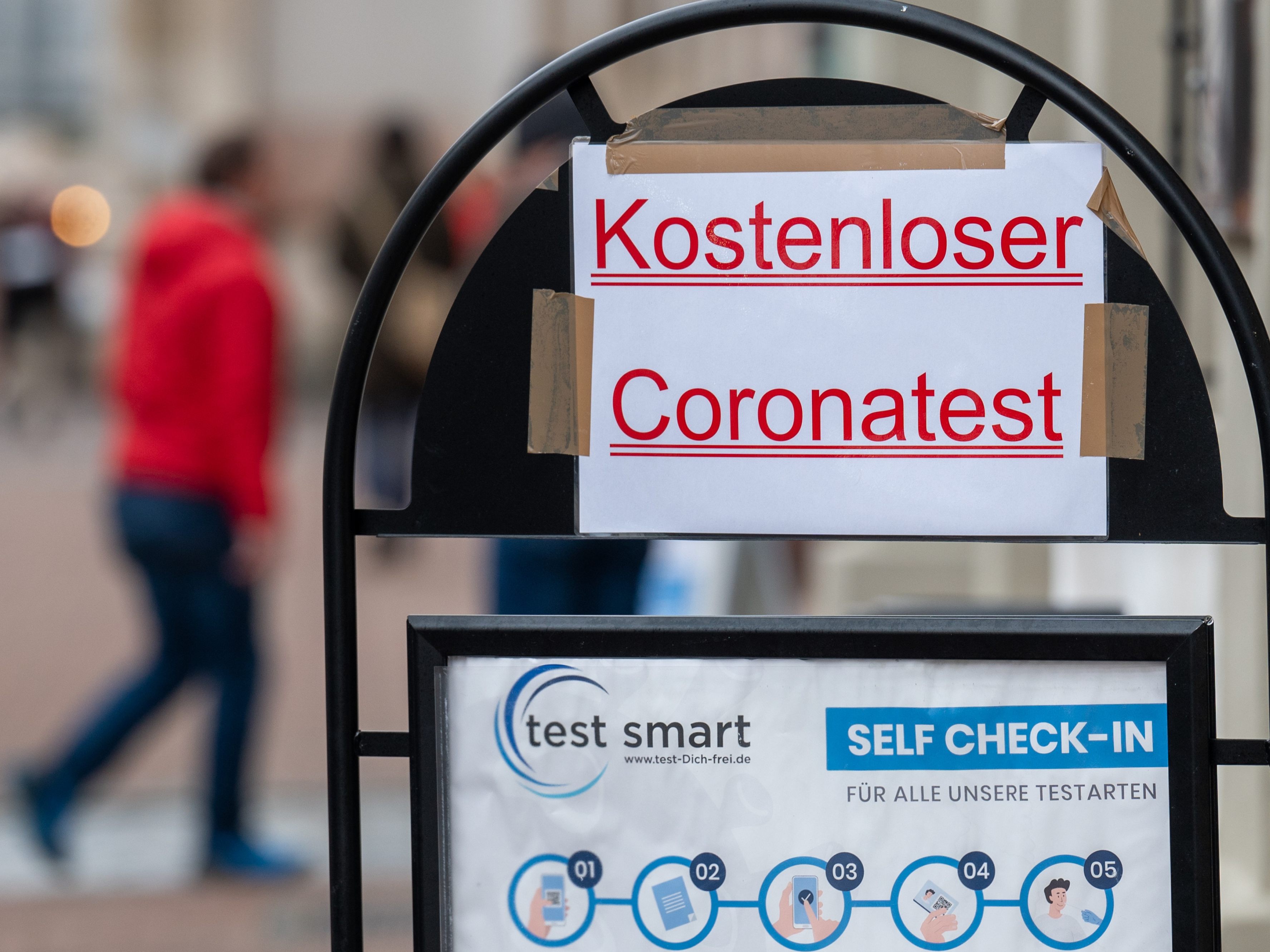 Die Präsidentin der Apothekerkammer plädiert für eine Einschränkung der flächendeckenden Coronatests. Die Präsidentin der Apothekerkammer plädiert für eine Einschränkung der flächendeckenden Coronatests.