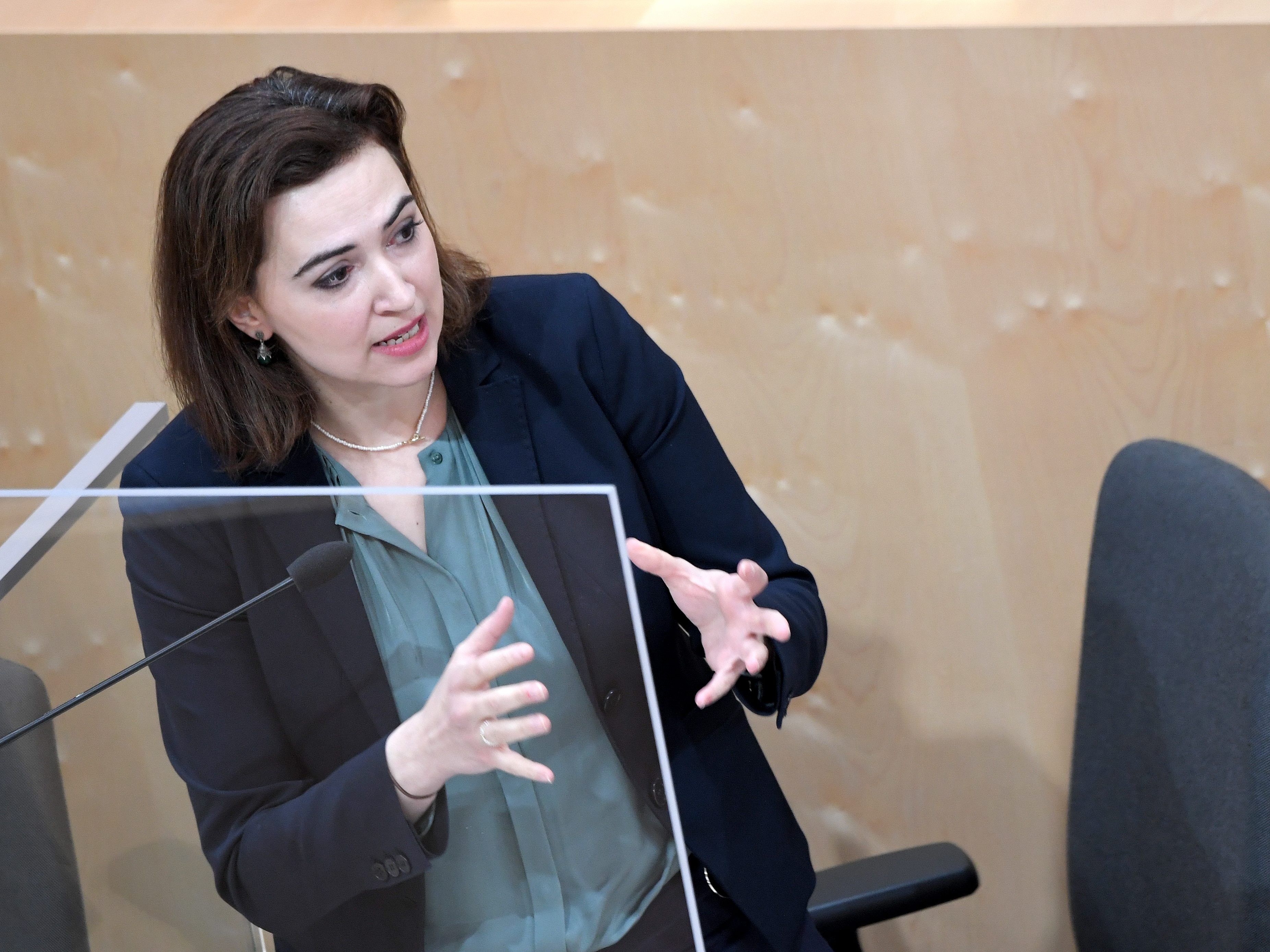 Justizministerin Alma Zadic ist für ein Konversionstherapieverbot bis Sommer. Justizministerin Alma Zadic ist für ein Konversionstherapieverbot bis Sommer.