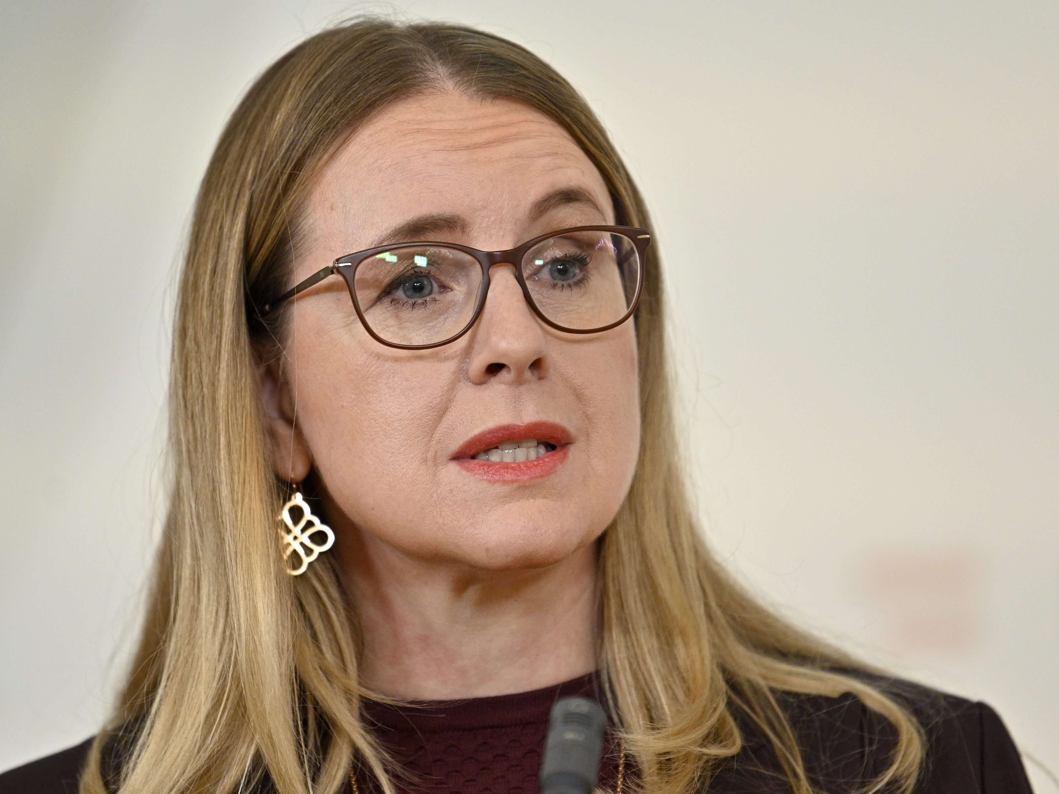 Schramböck für Ende der Gratis-Coronatests.