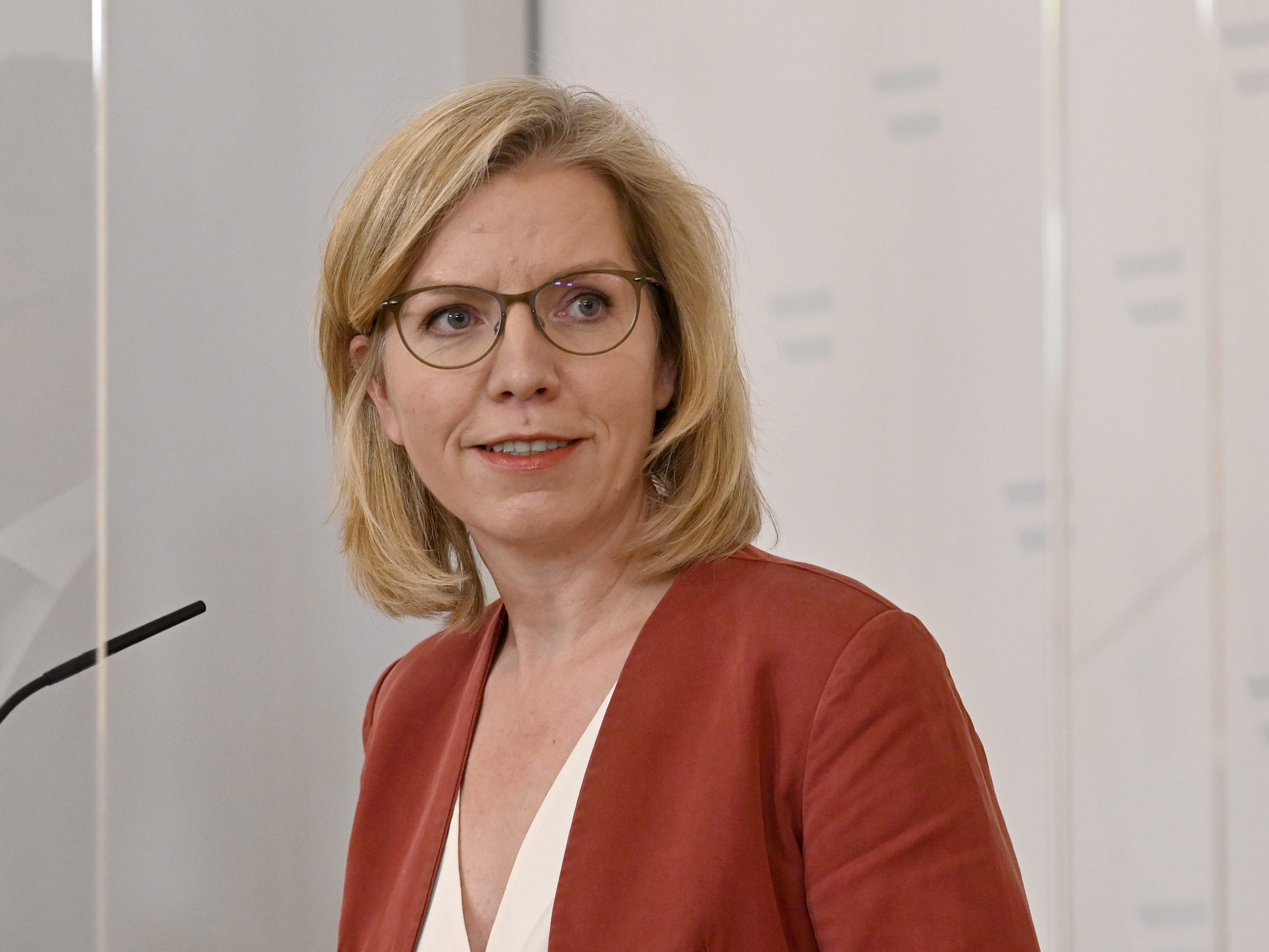 Das Pressestatement von Leonore Gewessler ist auf VIENNA.at im Livestream zu sehen.