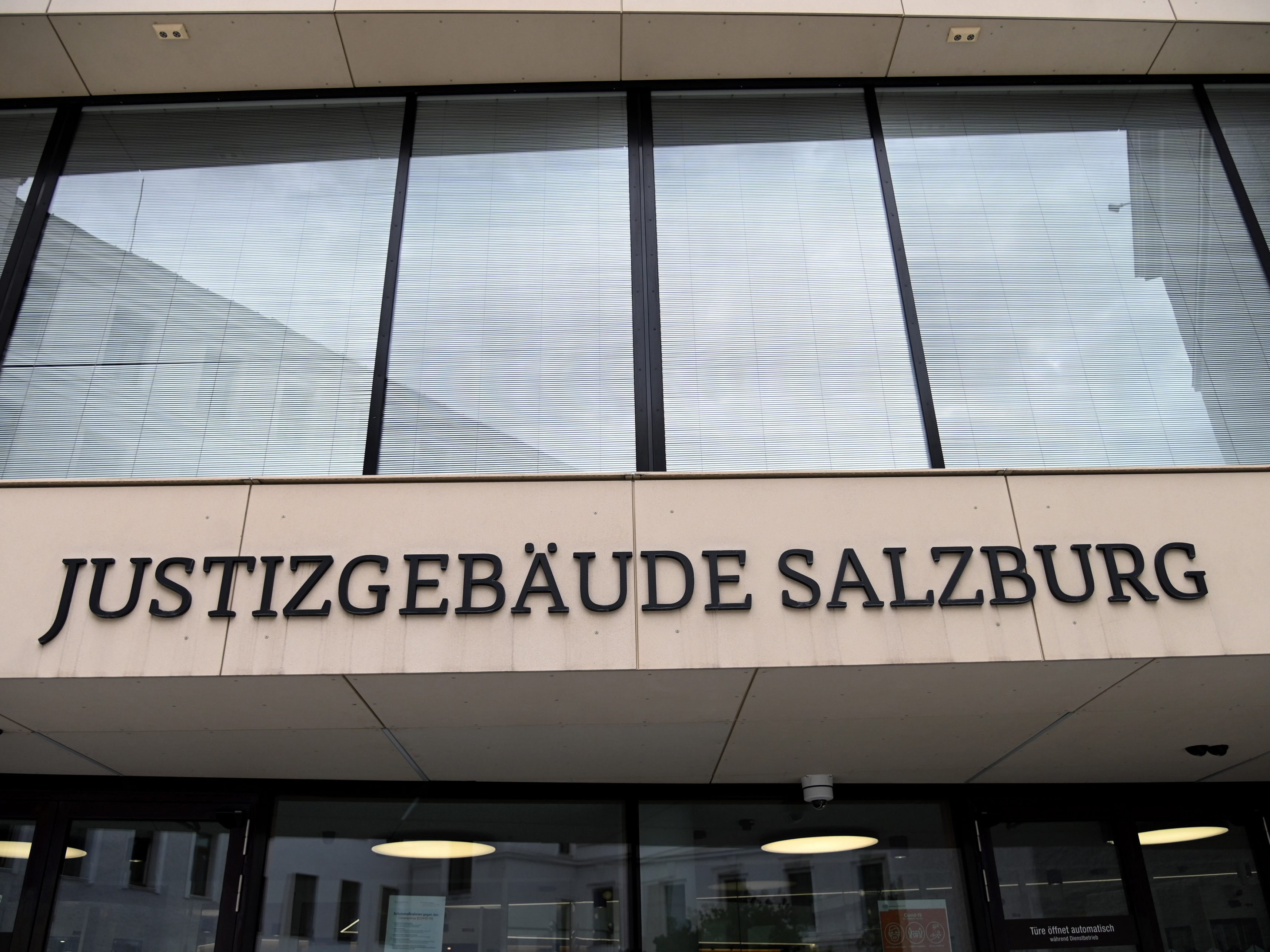 Am Landesgericht Salzburg wurde ein Mann zu einer Geldstrafe verurteilt, weil er als Corona-Positiver zur Geburt seines ersten Kindes ins Spital kam. Am Landesgericht Salzburg wurde ein Mann zu einer Geldstrafe verurteilt, weil er als Corona-Positiver zur Geburt seines ersten Kindes ins Spital kam.