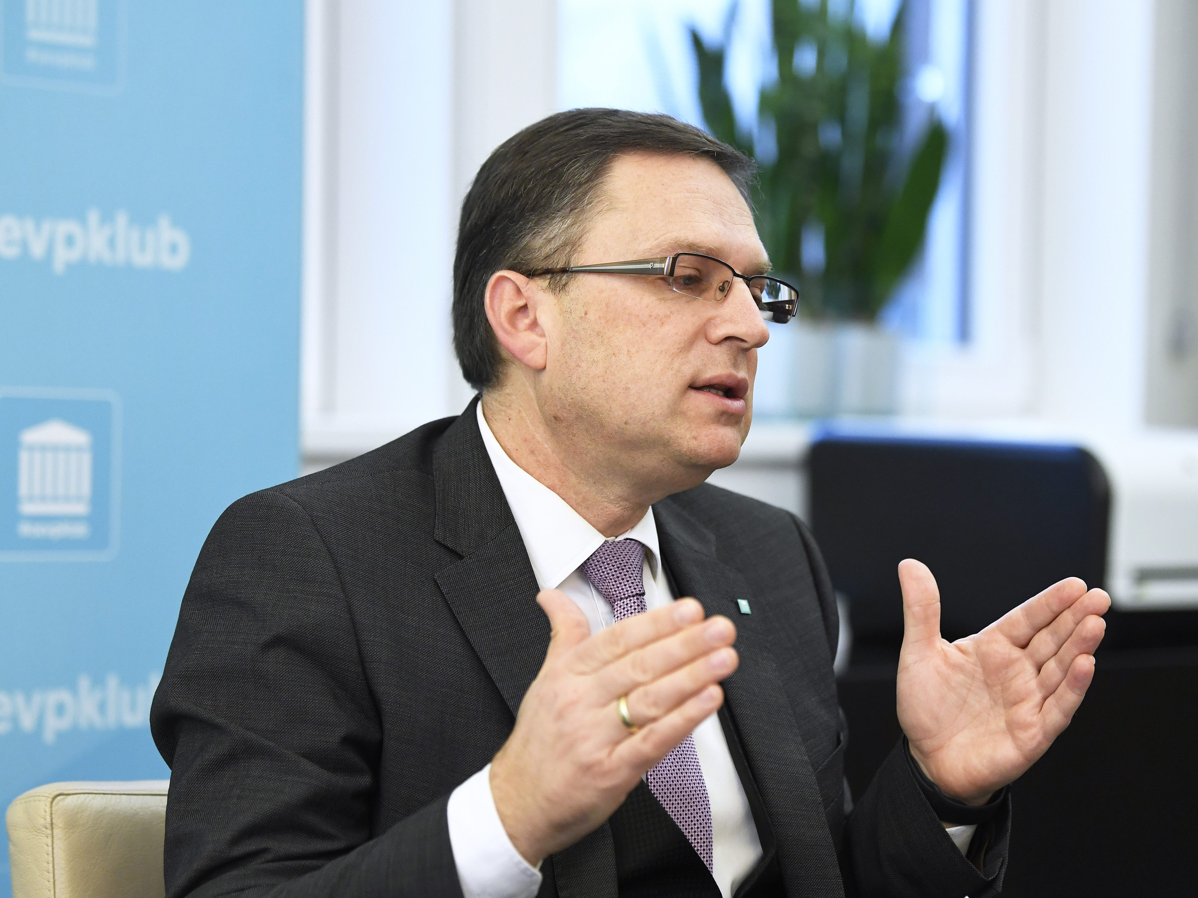 Nach dem Auslieferungsantrag der WKStA gegen August Wöginger am Montag, wurden nun neue Vorwürfe gegen den ÖVP-Klubobmann bekannt.