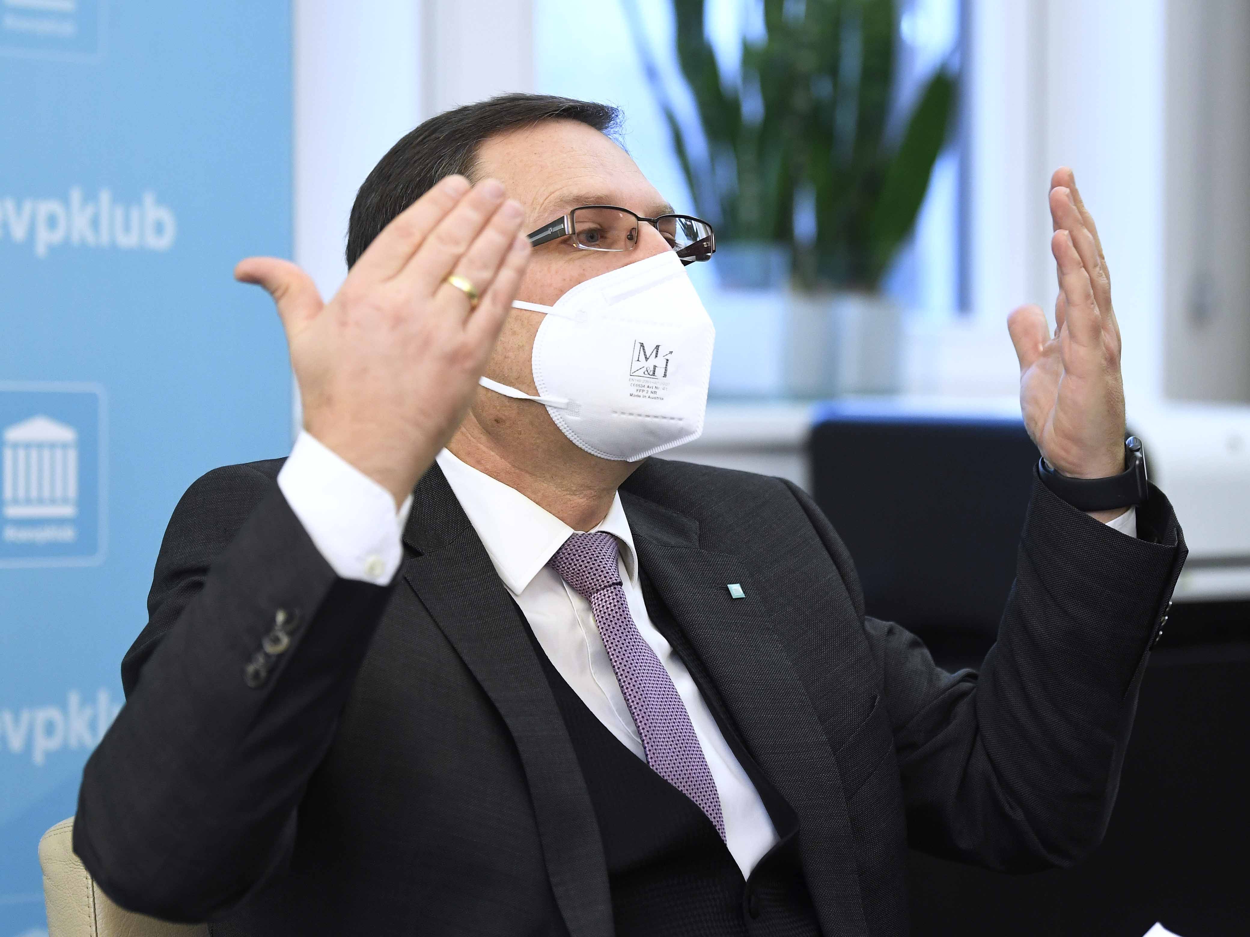 Die WKStA will wegen des Verdachts der Anstiftung zum Amtsmissbrauch ermitteln. Die WKStA will wegen des Verdachts der Anstiftung zum Amtsmissbrauch ermitteln.