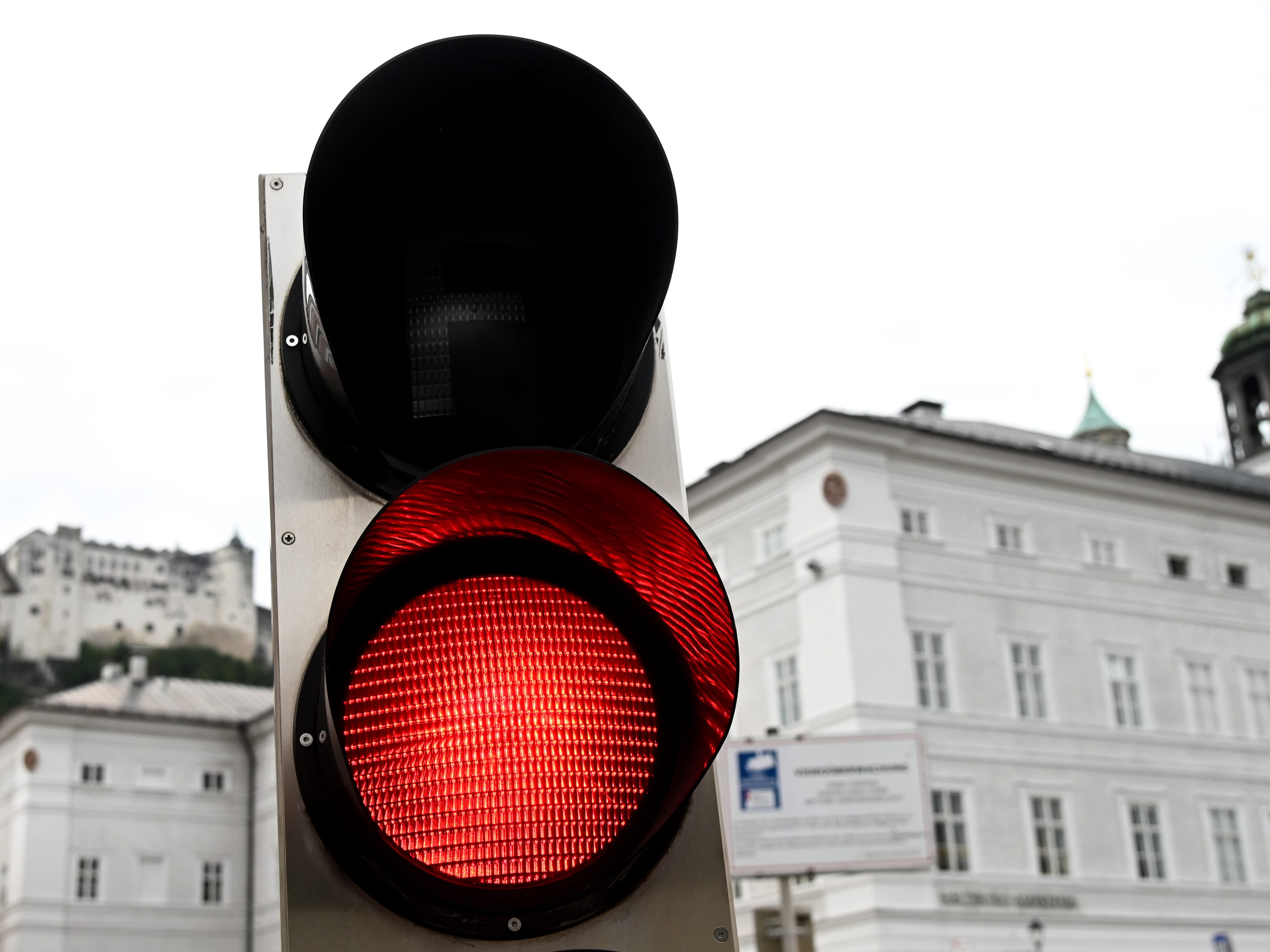 In ganz Österreich leuchtet die Corona-Ampel weiterhin knallrot.