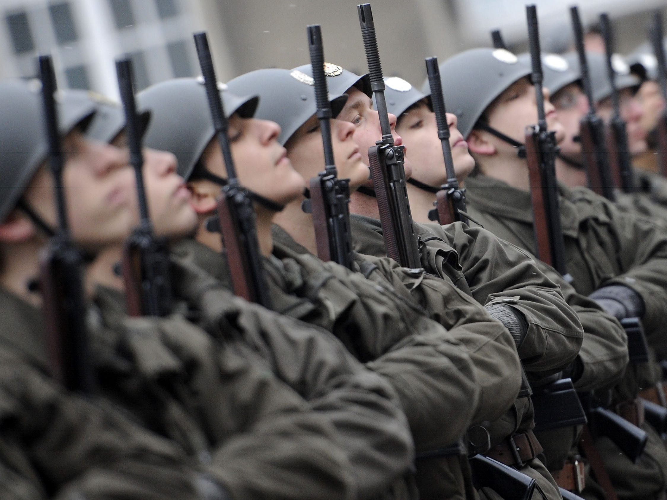 Bei einer Maschinengewehr-Ausbildung des österreichischen Bundesheeres in Sarajevo soll ein Unteroffizier den Soldaten mit dem Erschießen gedroht haben.