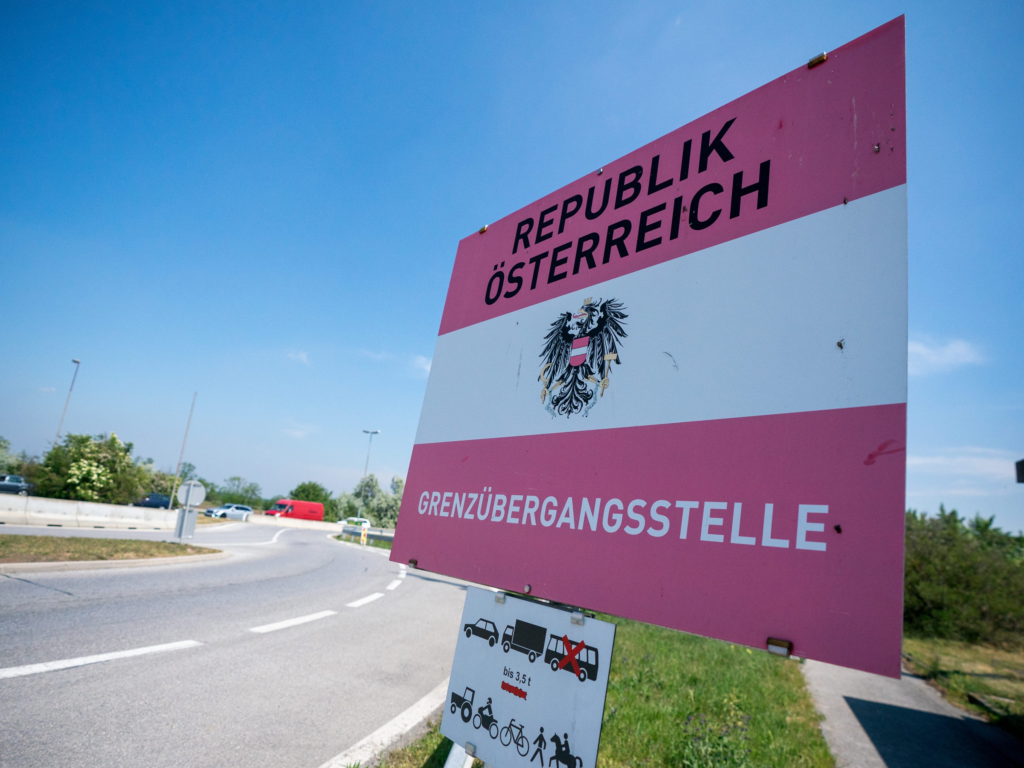 Ein mutmaßlicher Schlepper brachte zwei Flüchtlinge in der Schlafkabine seines LKWs nach Österreich.