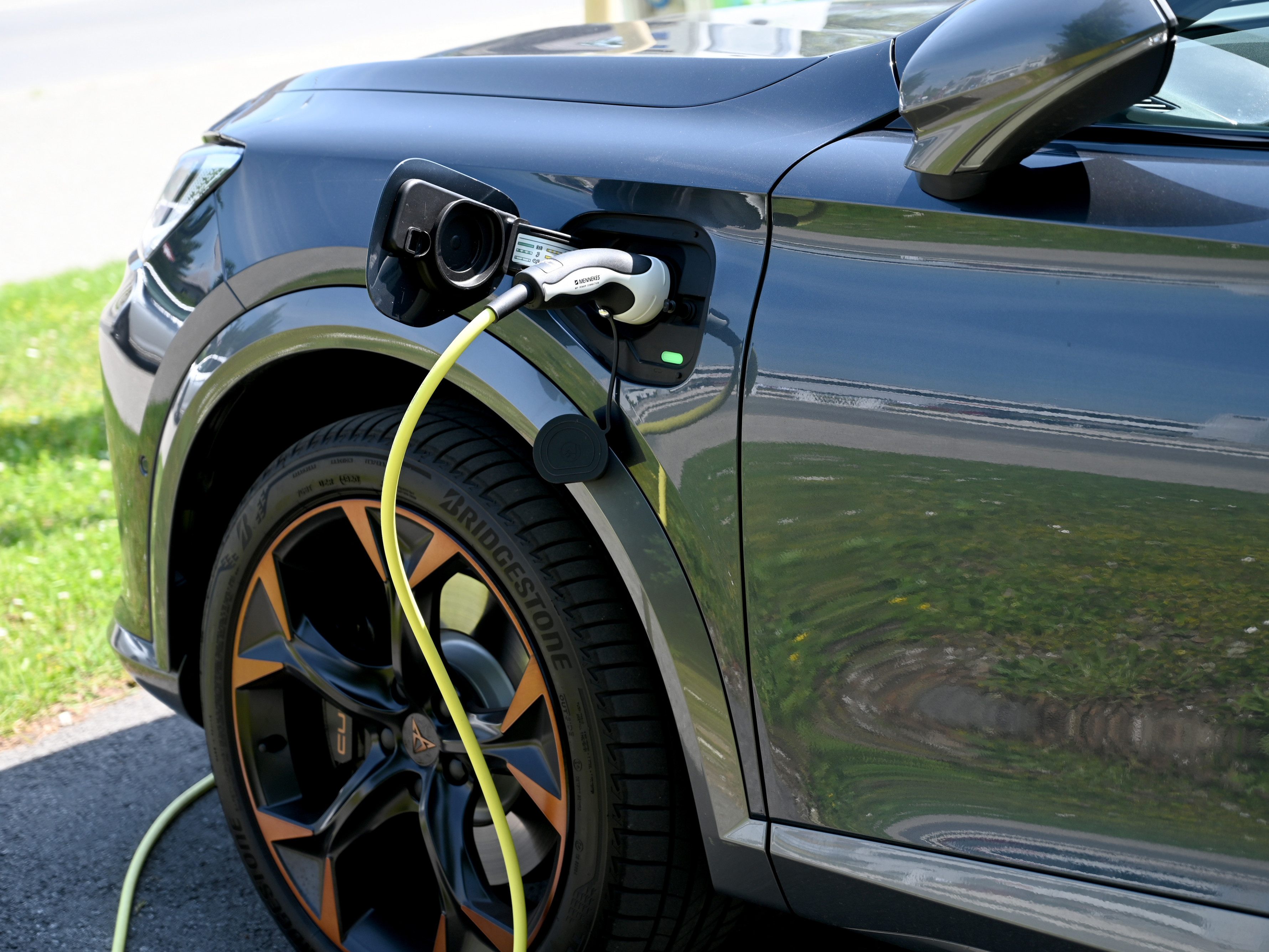 Österreicher achten auf den Klimaschutz. So gab die Mehrheit an sich beim nächsten Autokauf für ein Hyprid- oder Elektroauto zu entscheiden.