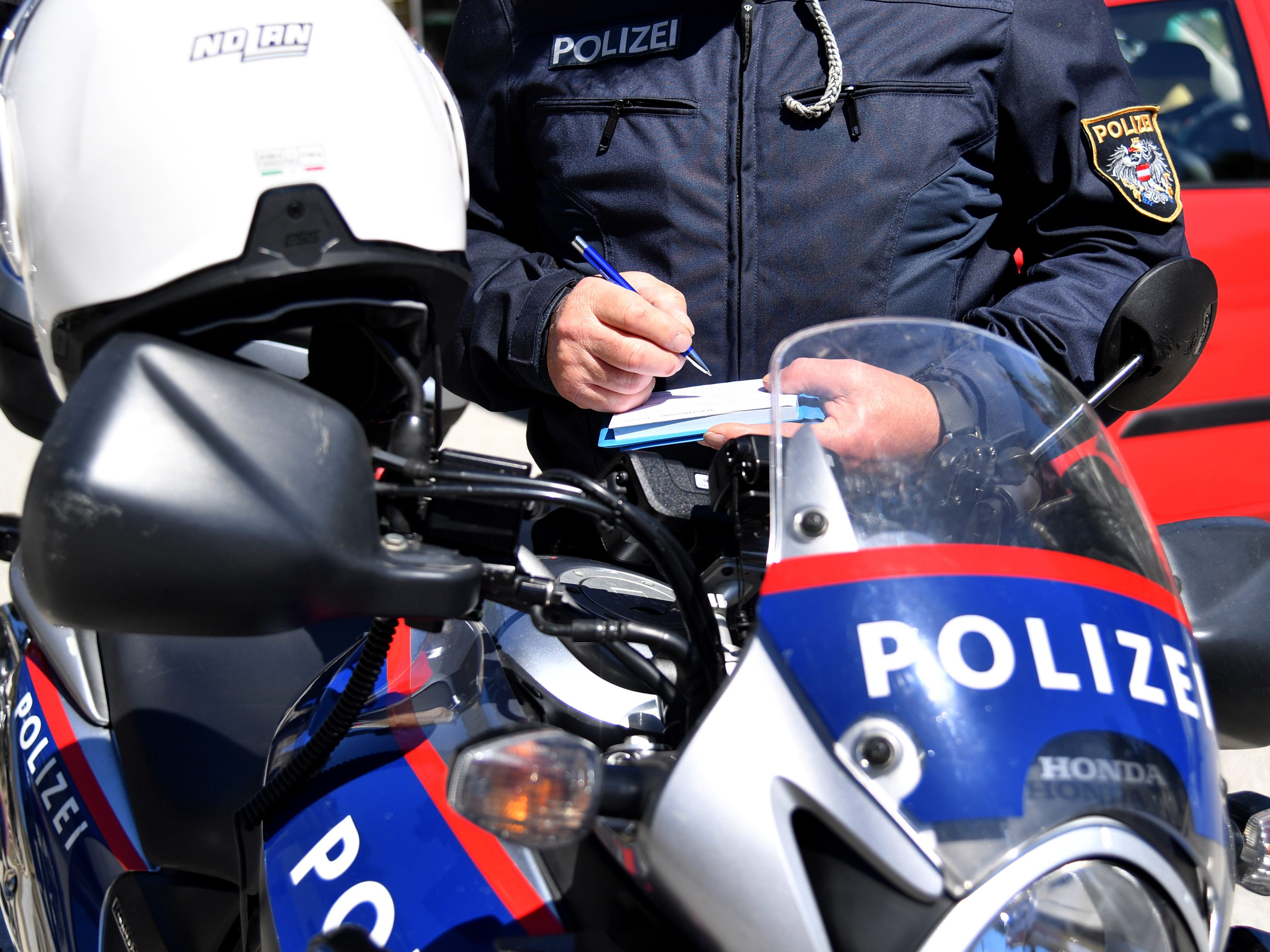 Die Polizei schnappte einen 17-Jährigen ohne Führerscheind, der nach einem Unfall in Niederösterreich Fahrerflucht beging.