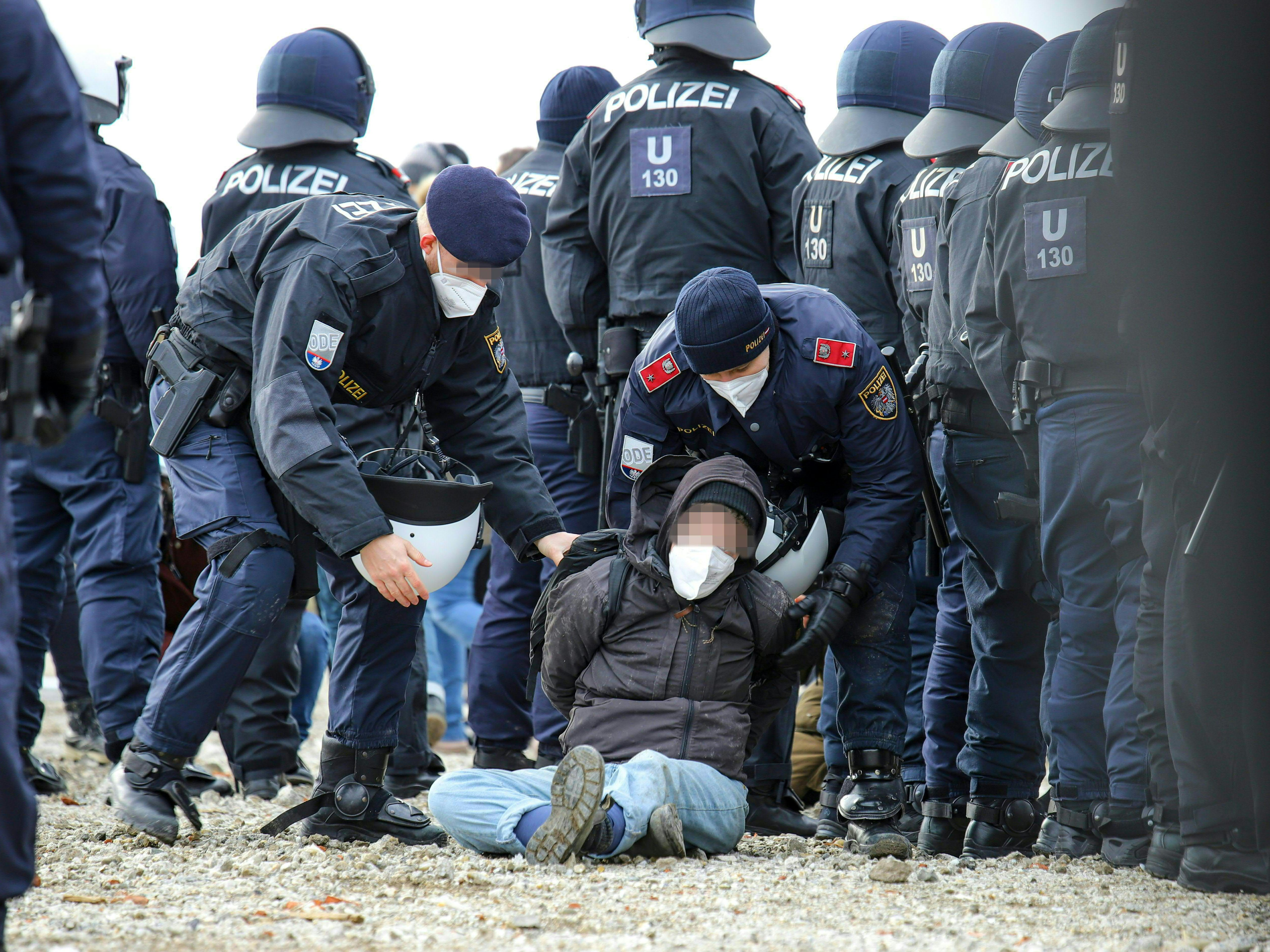 Stadtstraßen-Protest-Camp: Elf Aktivisten in Haft. Stadtstraßen-Protest-Camp: Elf Aktivisten in Haft.