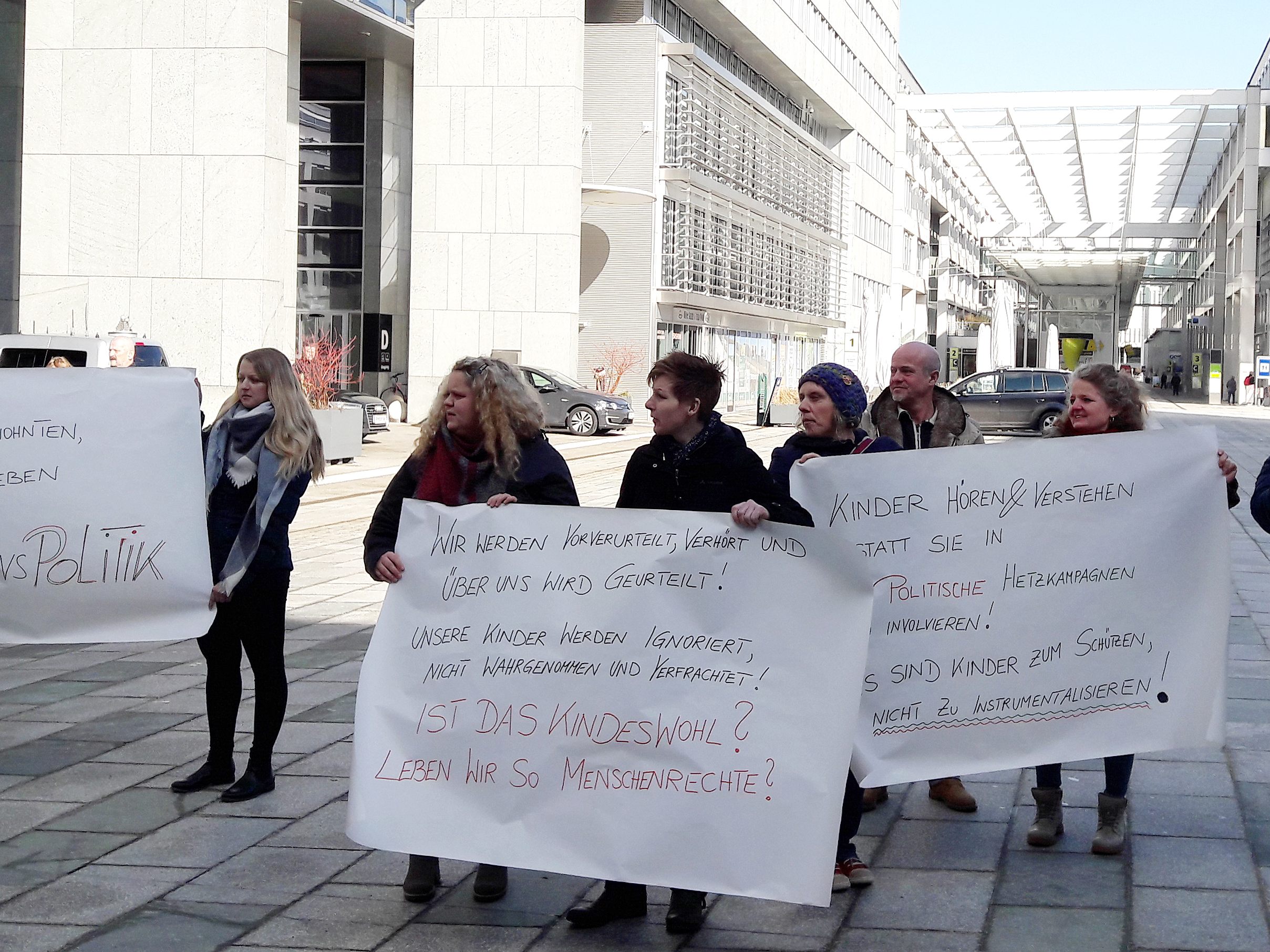 Protest der Therapeutischen Gemeinschaften (TG) zur Schließung von drei Kinder- und Jugendeinrichtungen in Niederösterreich am Donnerstag, 8. März 2018, vor dem Landhaus in St. Pölten.