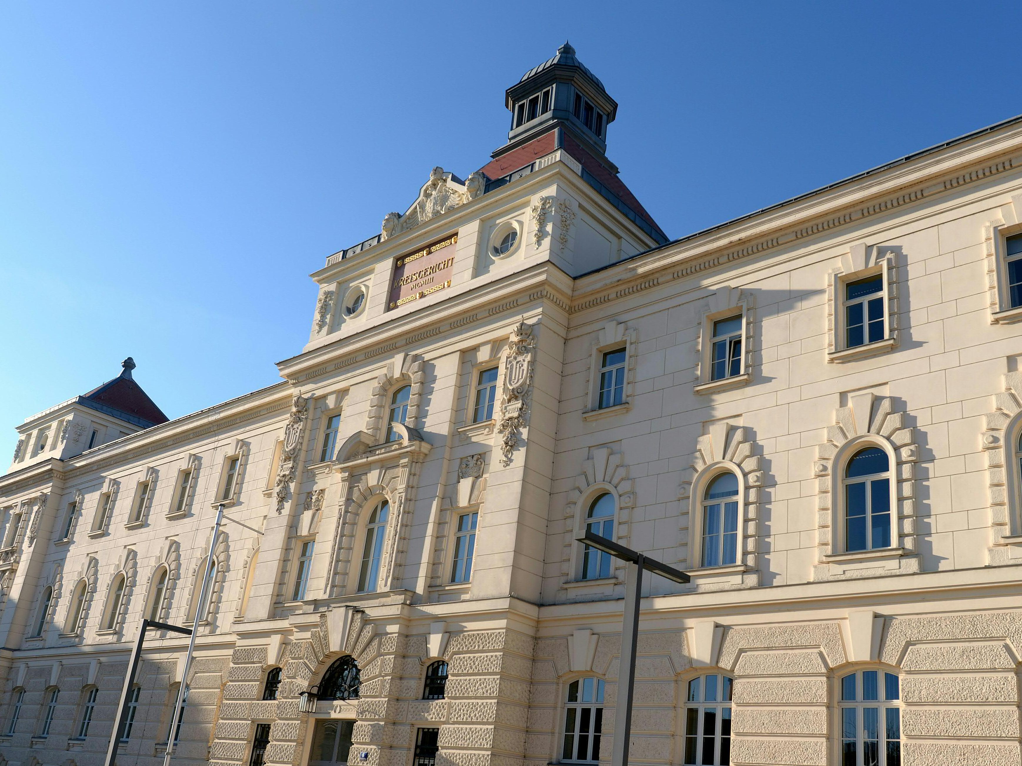 Am Landesgericht St. Pölten wurde am Freitag jener Mann zu einer Geldstrafe verurteilt, der den Hund einer Frau im Bezirk Melk erschossen hatte. Am Landesgericht St. Pölten wurde am Freitag jener Mann zu einer Geldstrafe verurteilt, der den Hund einer Frau im Bezirk Melk erschossen hatte.