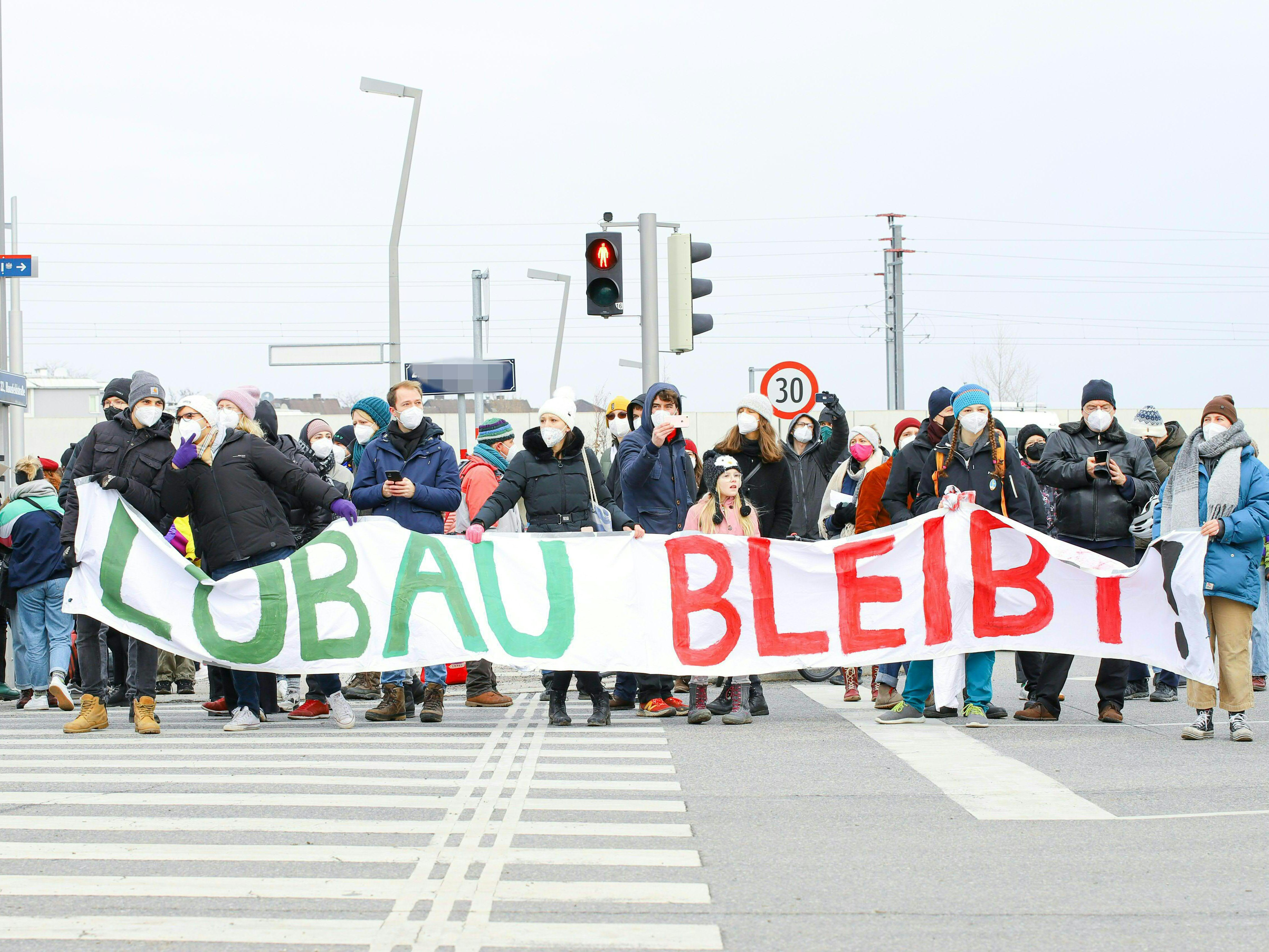 Die Stadt Wien sendete Aktivisten des Stadtstraßen-Protestcamps Briefe mit Klagsdrohungen. Die Grünen wenden sich diesbezüglich jetzt an die EU-Kommission. Die Stadt Wien sendete Aktivisten des Stadtstraßen-Protestcamps Briefe mit Klagsdrohungen. Die Grünen wenden sich diesbezüglich jetzt an die EU-Kommission.