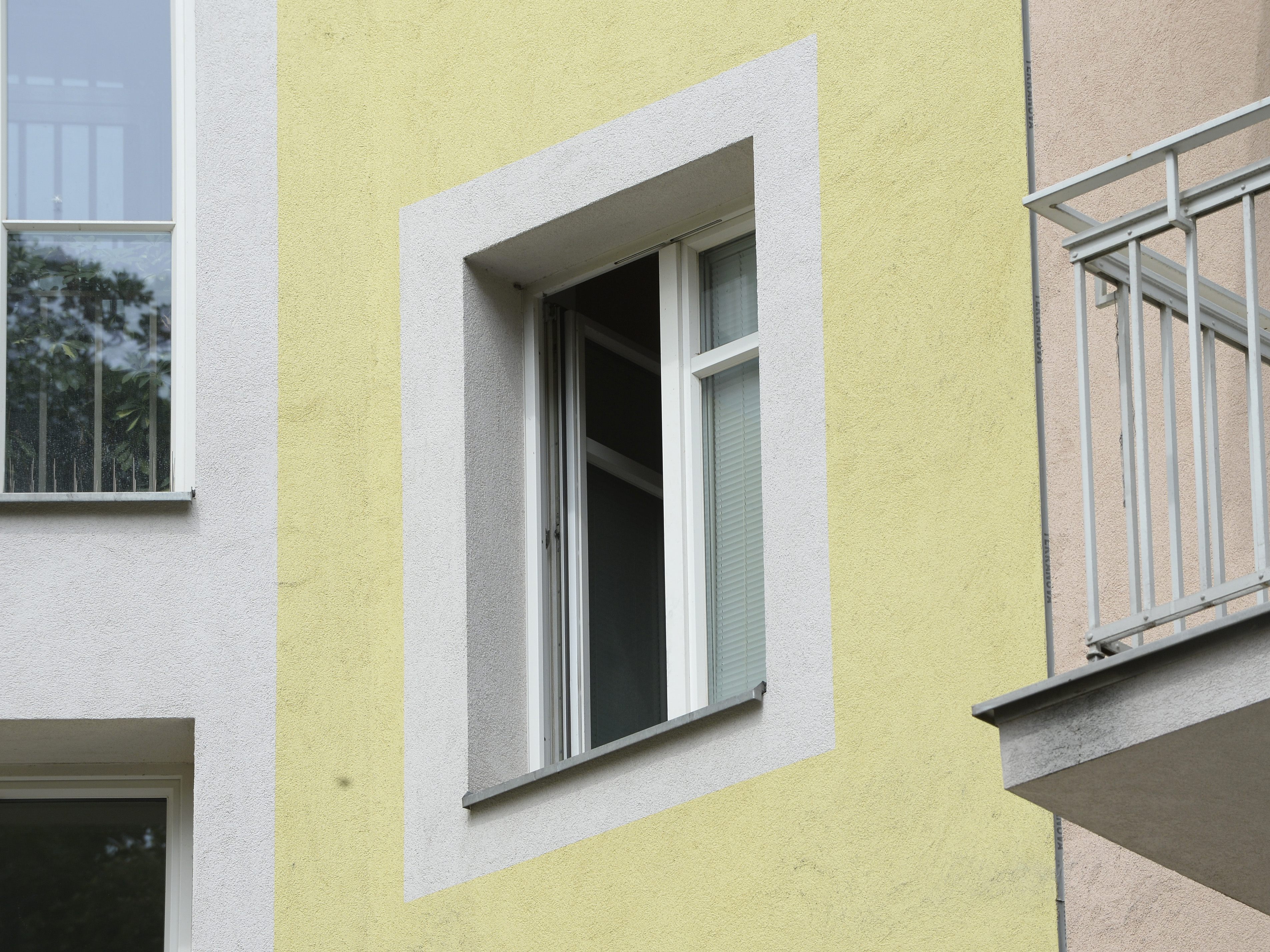 In einem unbeobachteten Moment öffnete der Bub das Fenster im Kinderzimmer. In einem unbeobachteten Moment öffnete der Bub das Fenster im Kinderzimmer.