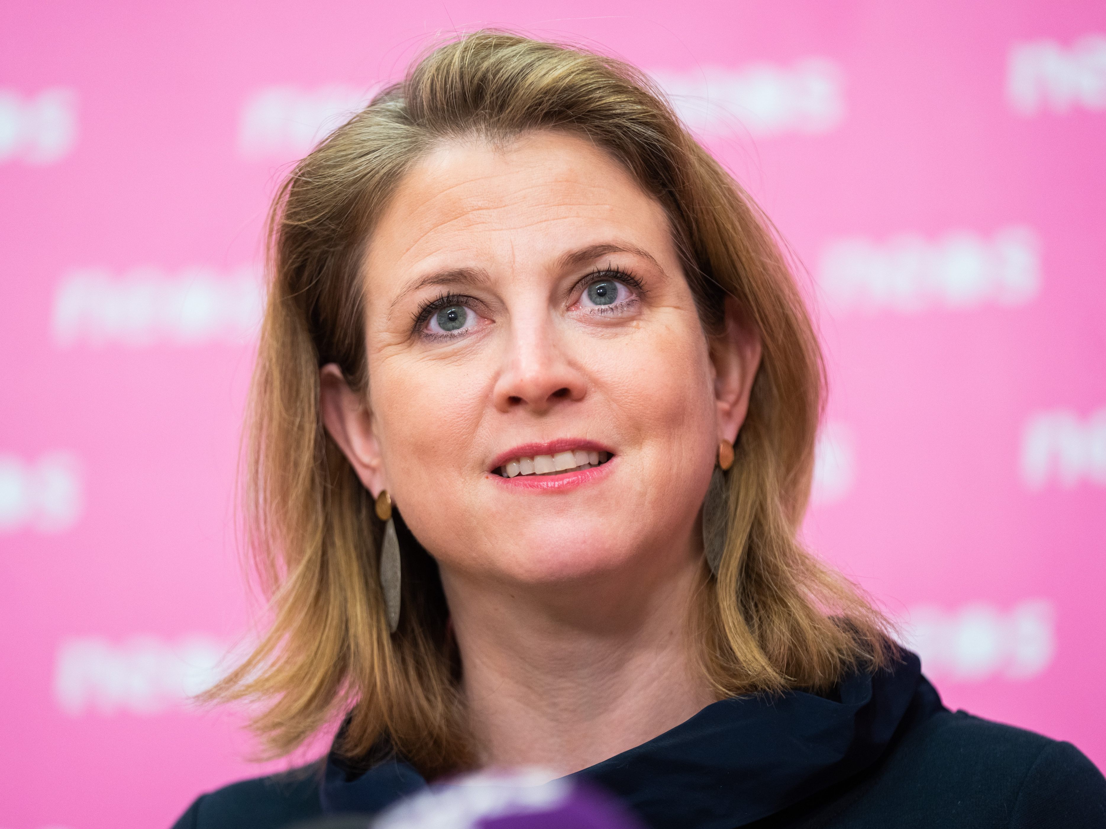 NEOS für Ende der Einschränkungen und kostenpflichtige Tests. NEOS für Ende der Einschränkungen und kostenpflichtige Tests.