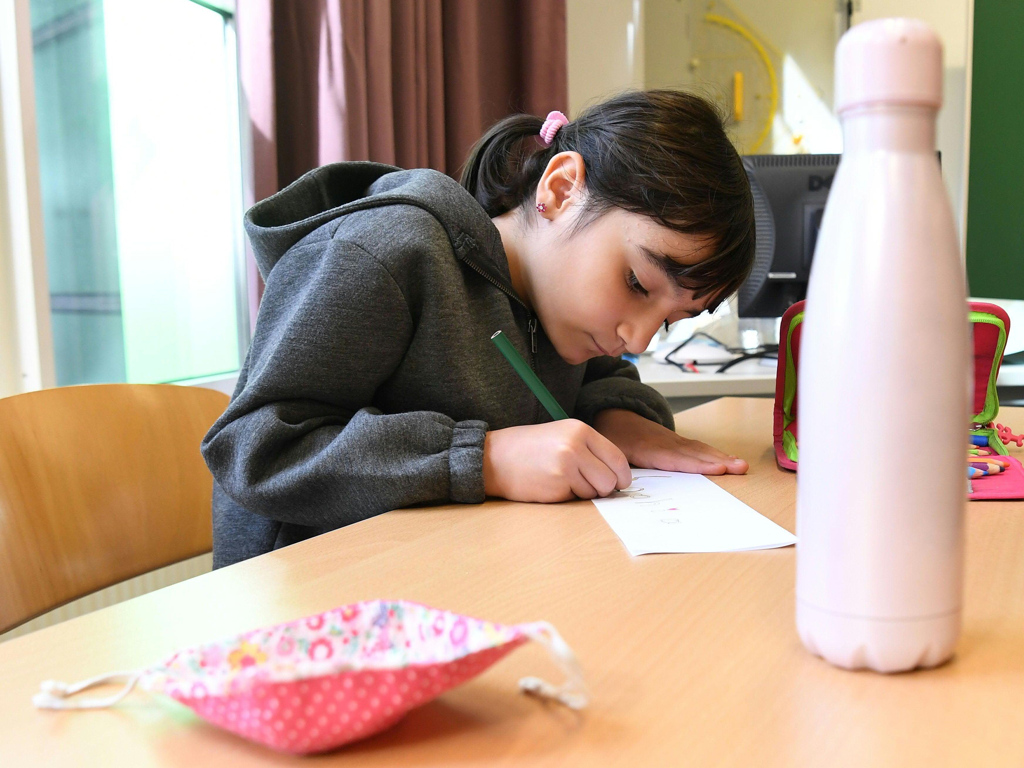 Volksschüler können ihren Mund-Nasen-Schutz am Sitzplatz wieder abnehmen.