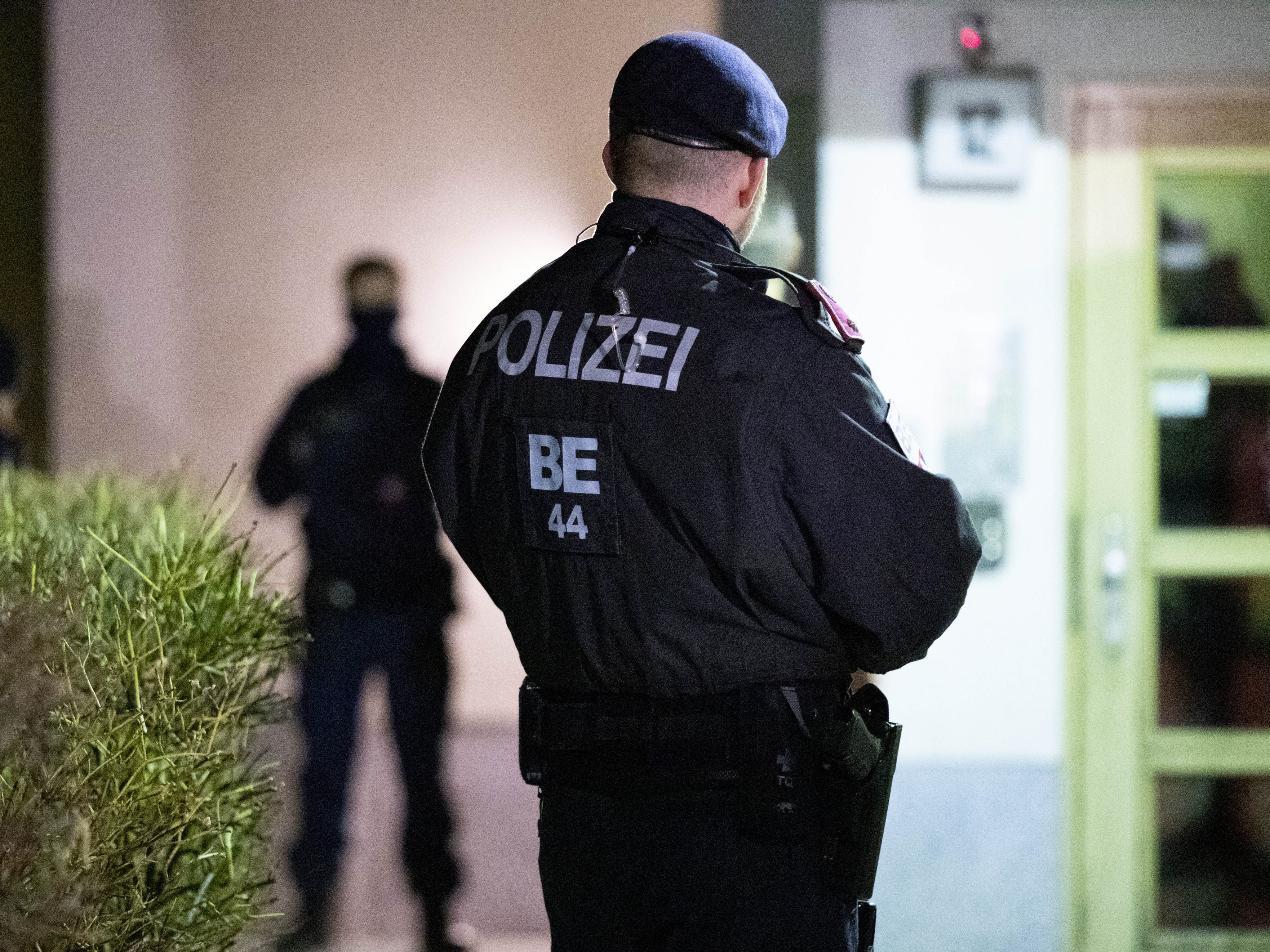 Bluttat in Wien-Favoriten: In einer Wohnung in der Troststraße ist ein Mann am Mittwochabend, 23. Feburar 2022, angeschossen wurden. Ein Zeuge hatte die Polizei angerufen, dass in dem Mehrparteienhaus Schüsse zu hören waren. Bluttat in Wien-Favoriten: In einer Wohnung in der Troststraße ist ein Mann am Mittwochabend, 23. Feburar 2022, angeschossen wurden. Ein Zeuge hatte die Polizei angerufen, dass in dem Mehrparteienhaus Schüsse zu hören waren.