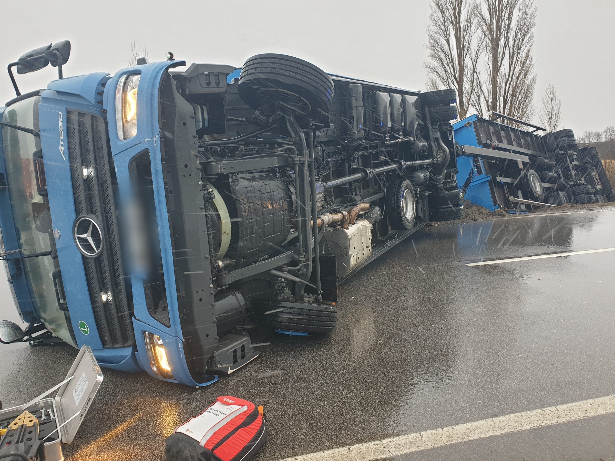 Der Lkw wurde von einer Windböe erfasst und landete im Straßengraben.