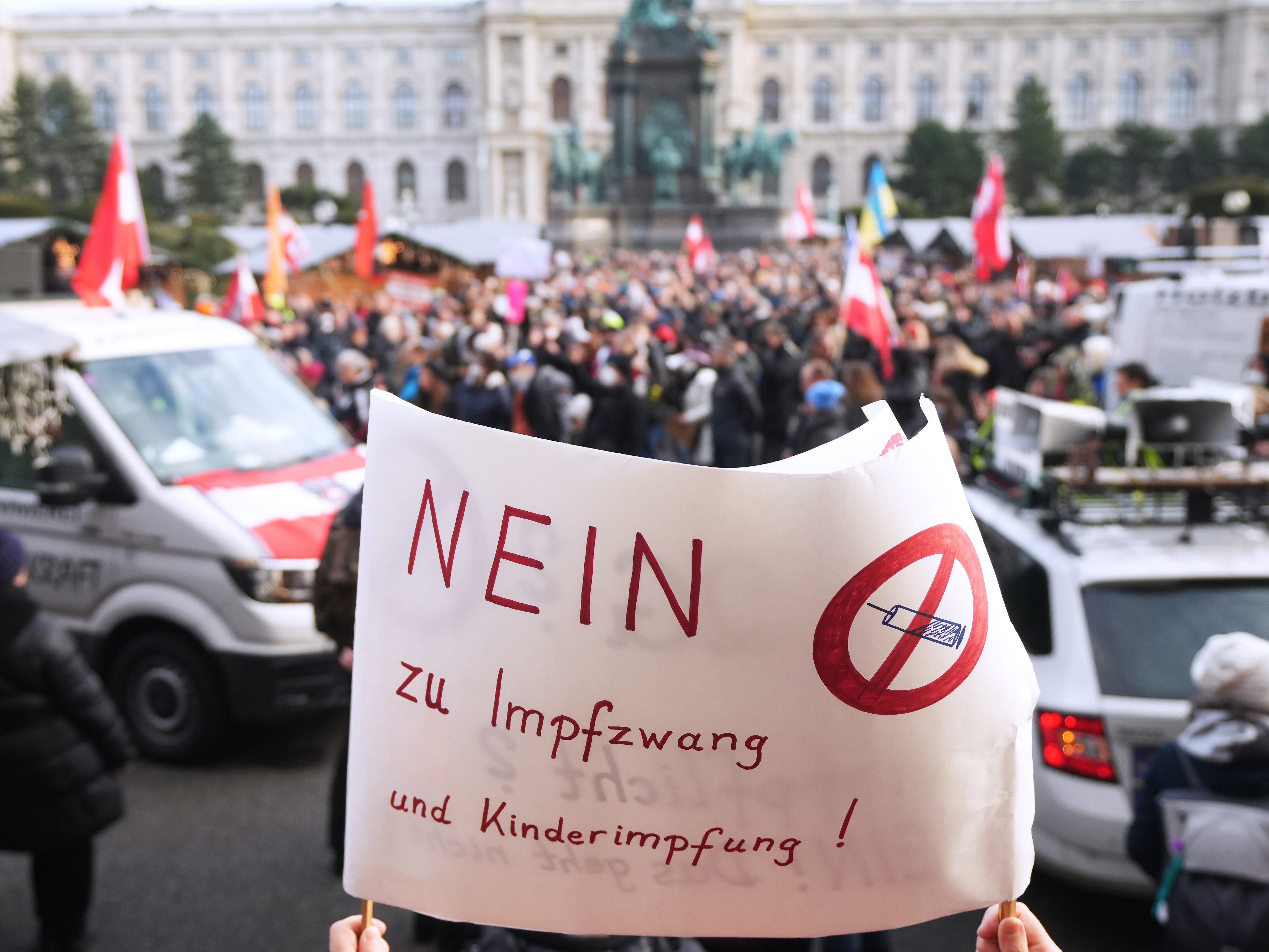 Impfgegner-Demos führen zu Verkehrsbehinderungen in Wien am Freitag.