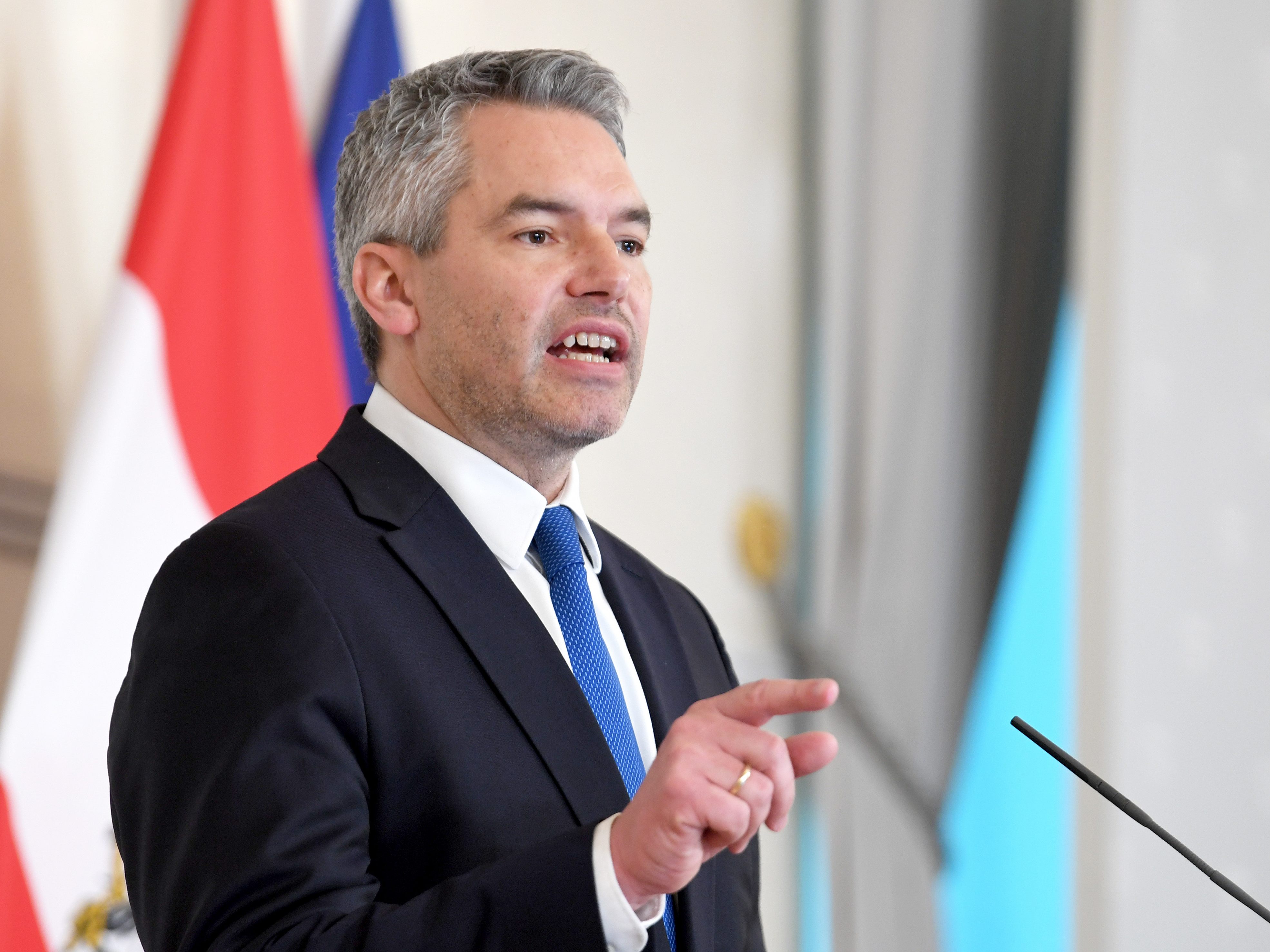 Ukraine: Sicherheitsrat für Stärkung des Heeres und SWIFT-Ausschluss. Ukraine: Sicherheitsrat für Stärkung des Heeres und SWIFT-Ausschluss.
