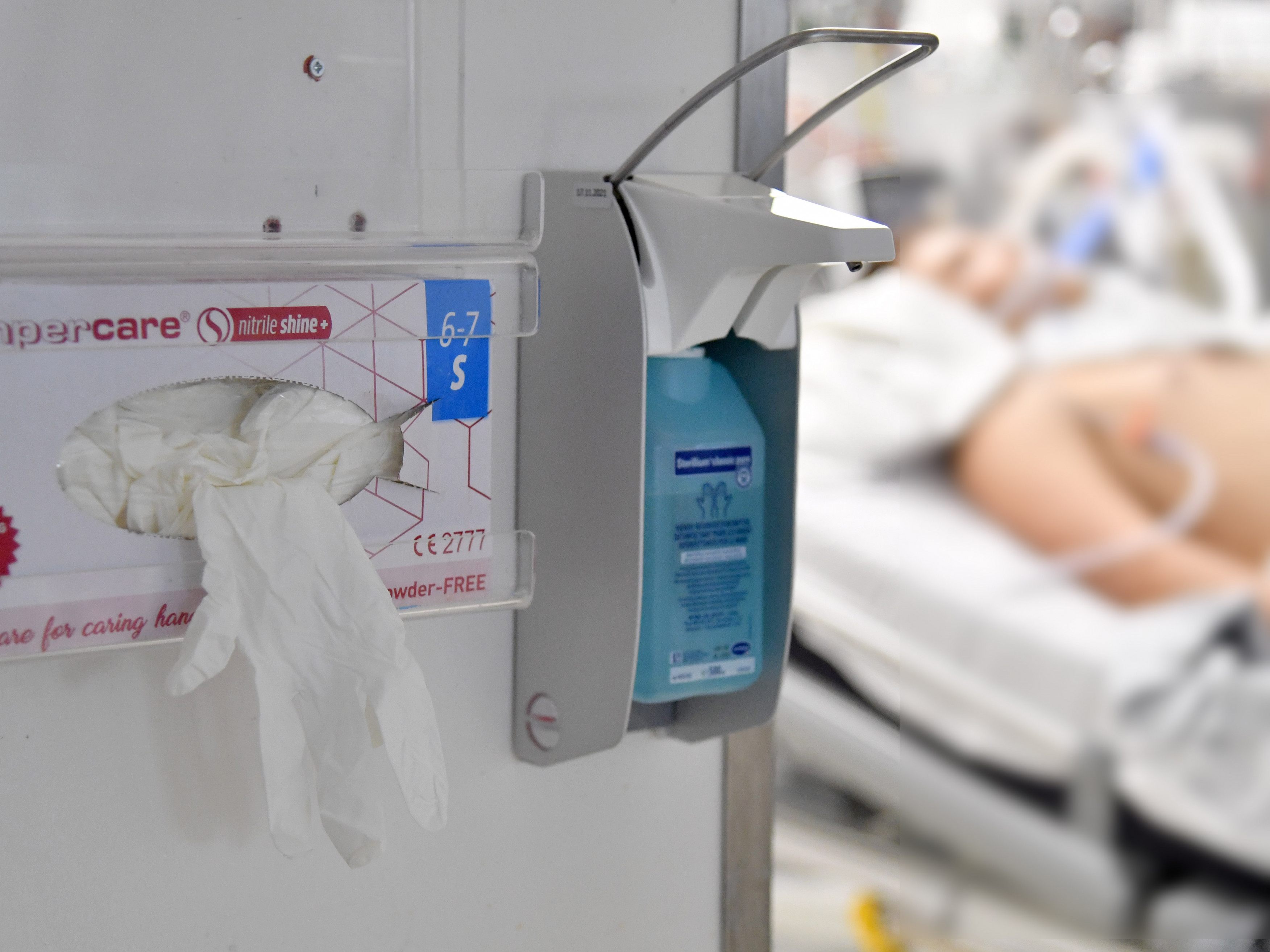 Besucher müssen geimpft oder genesen sein und brauchen zusätzlich ein negatives PCR-Testergebnis. Besucher müssen geimpft oder genesen sein und brauchen zusätzlich ein negatives PCR-Testergebnis.