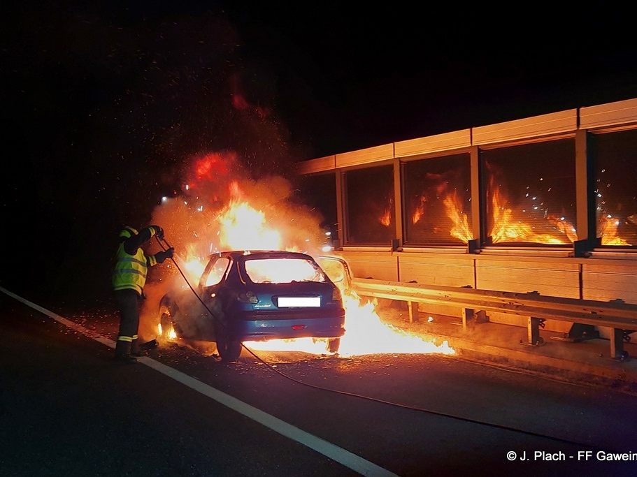 Auto stand auf A5 im Weinviertel in Vollbrand.