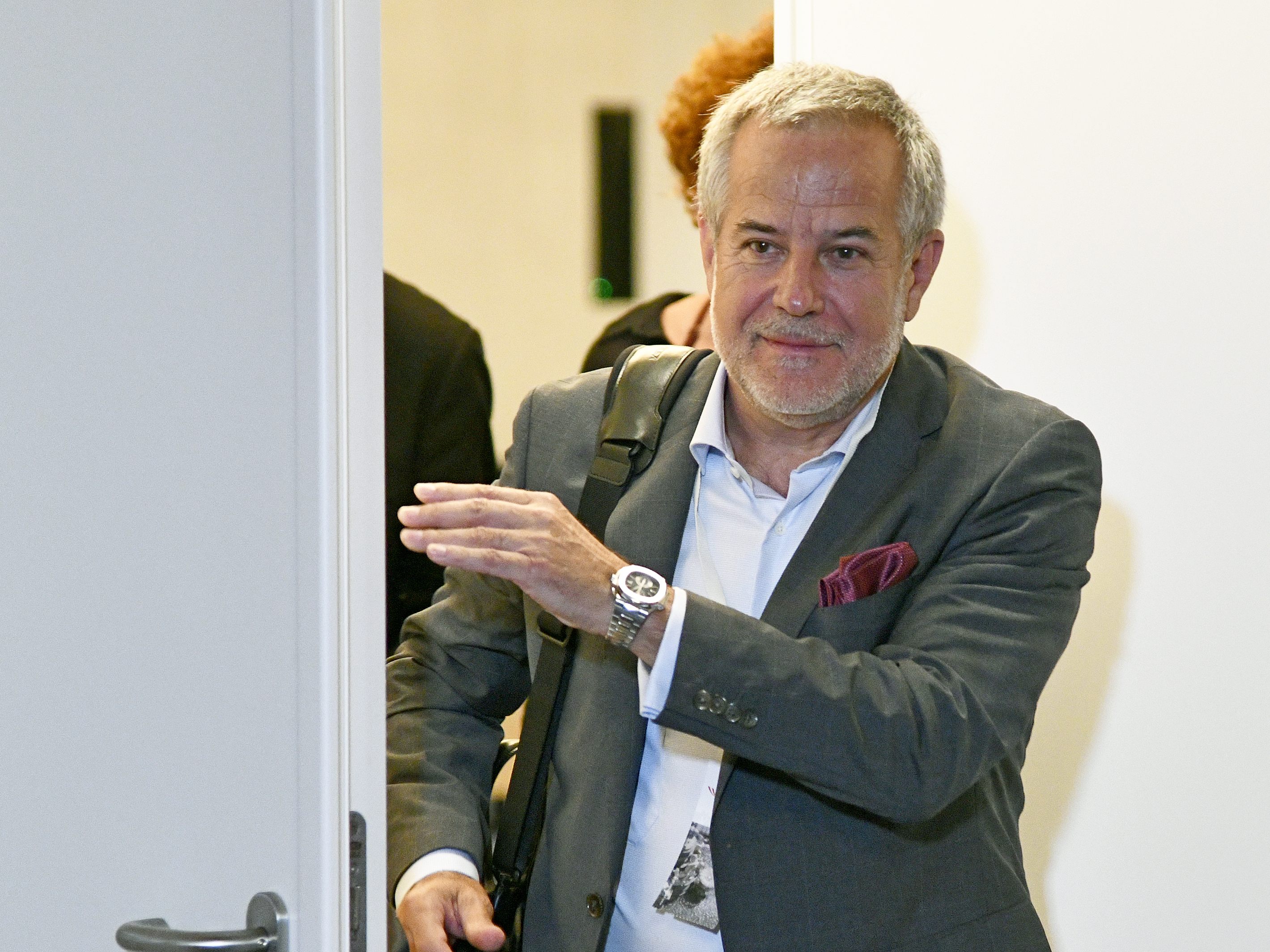 Großinvestor Siegfried Wolf muss Gemeindewohnung in Wien zurückgeben.