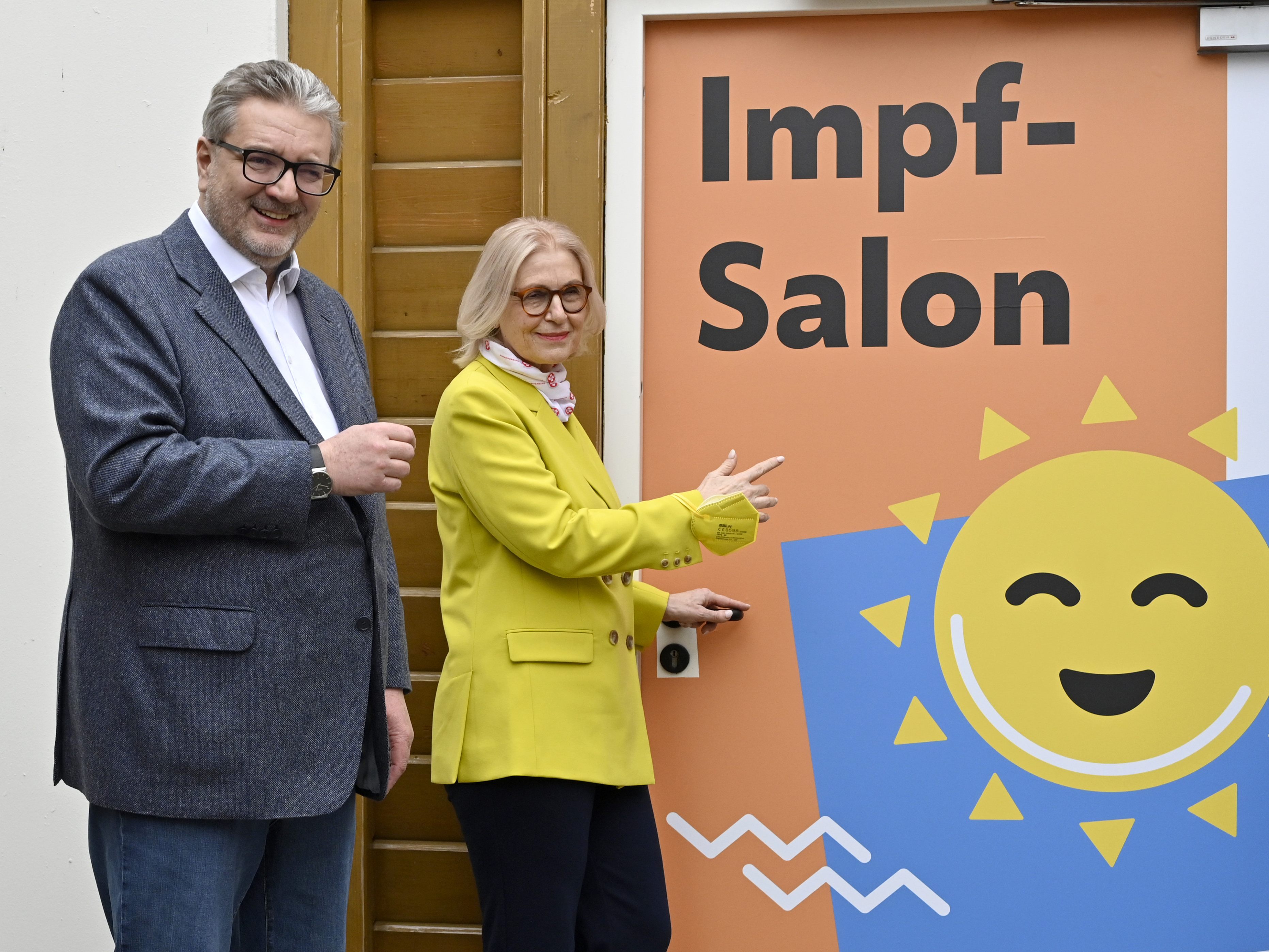 Stadtrat Peter Hacker (SPÖ) und Landeschefärztin Susanne Drapalik (Samariterbund Wien) bei der Präsentation der Initiative "Sorgen-los Impfen - Neues Impfangebot der Stadt Wien" im Hallenbad Brigittenau am Donnerstag.