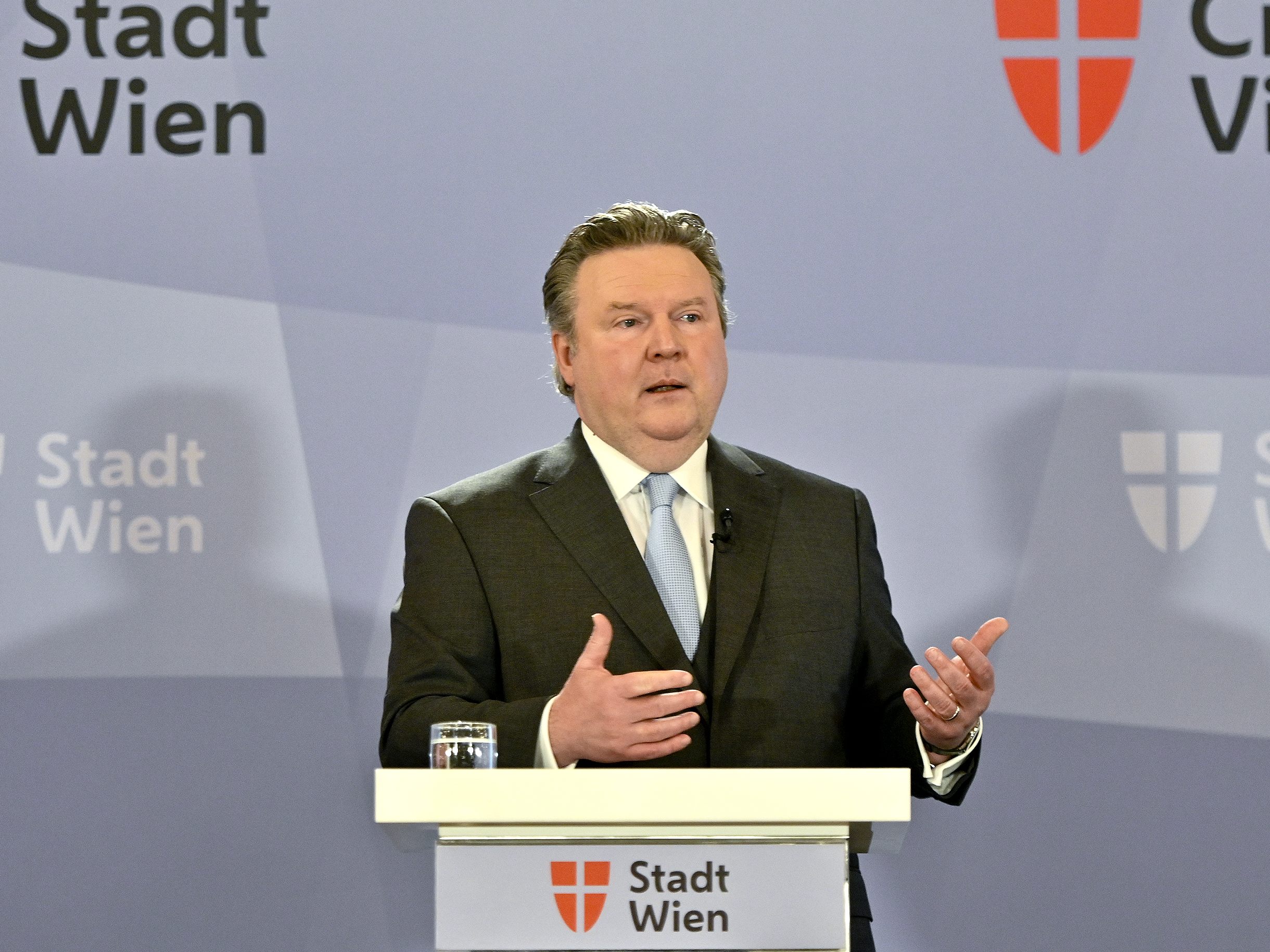 Bürgermeister Michael Ludwig (SPÖ) verkündete am Donnerstag, dass die 2G-Regel in der Wiener Gastronomie bleiben wird. Bürgermeister Michael Ludwig (SPÖ) verkündete am Donnerstag, dass die 2G-Regel in der Wiener Gastronomie bleiben wird.