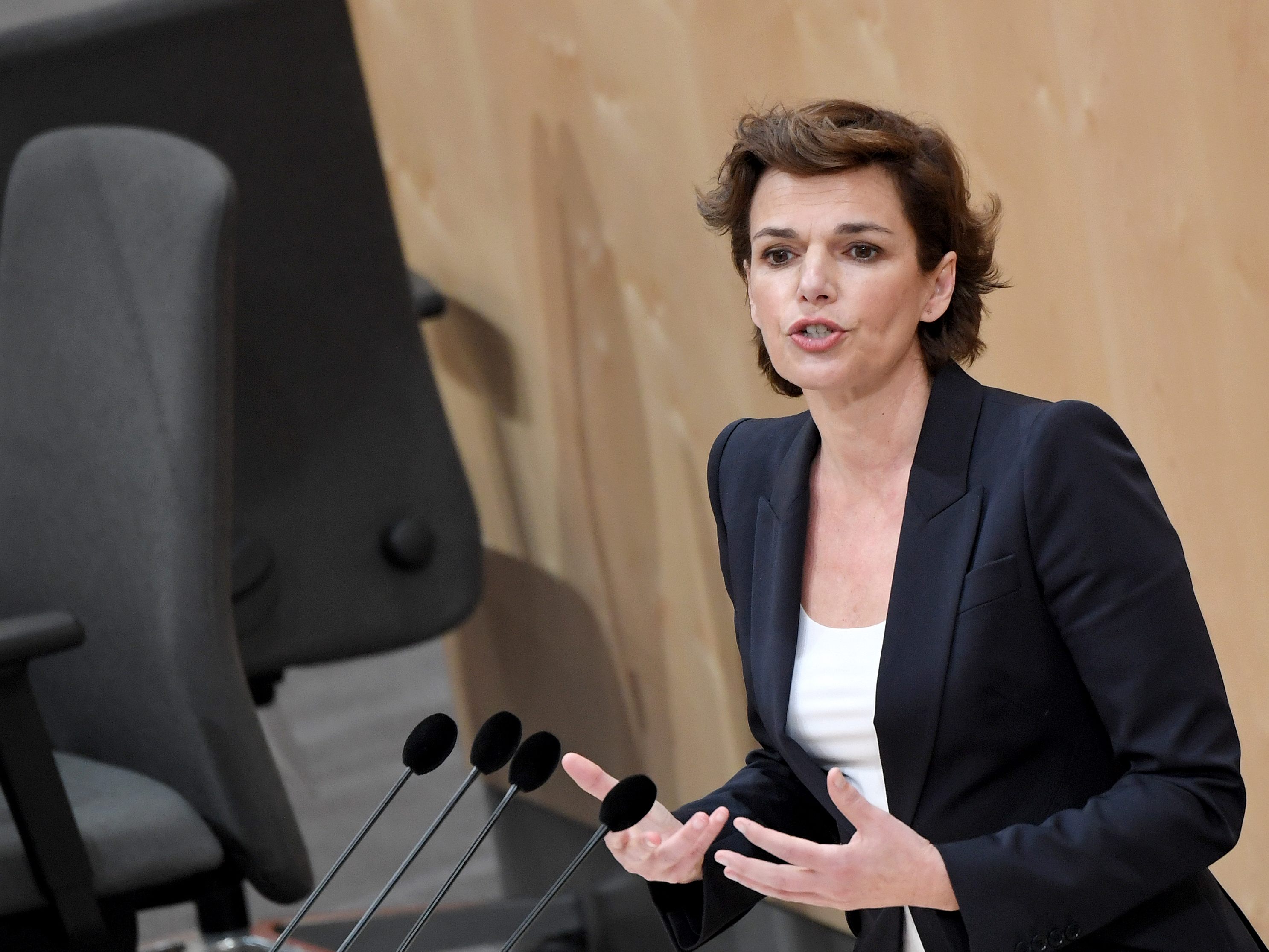 SPÖ-Chefin Pamela Rendi-Wagner fordert von Landeshauptfrau Johanna Mikl-Leitner (ÖVP) eine ehrlichere Entschuldigung. SPÖ-Chefin Pamela Rendi-Wagner fordert von Landeshauptfrau Johanna Mikl-Leitner (ÖVP) eine ehrlichere Entschuldigung.