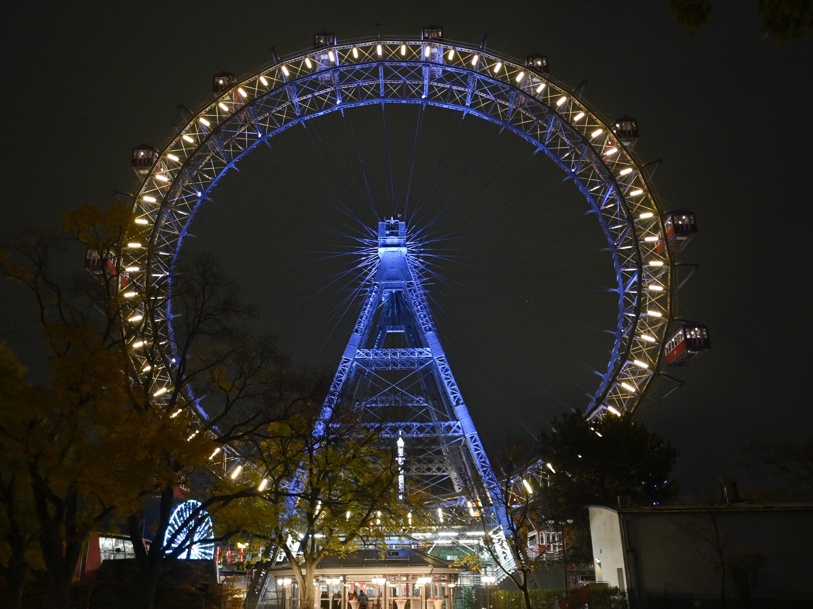 Ein Mann kletterte Samstagnacht auf das Wiener Riesenrad.