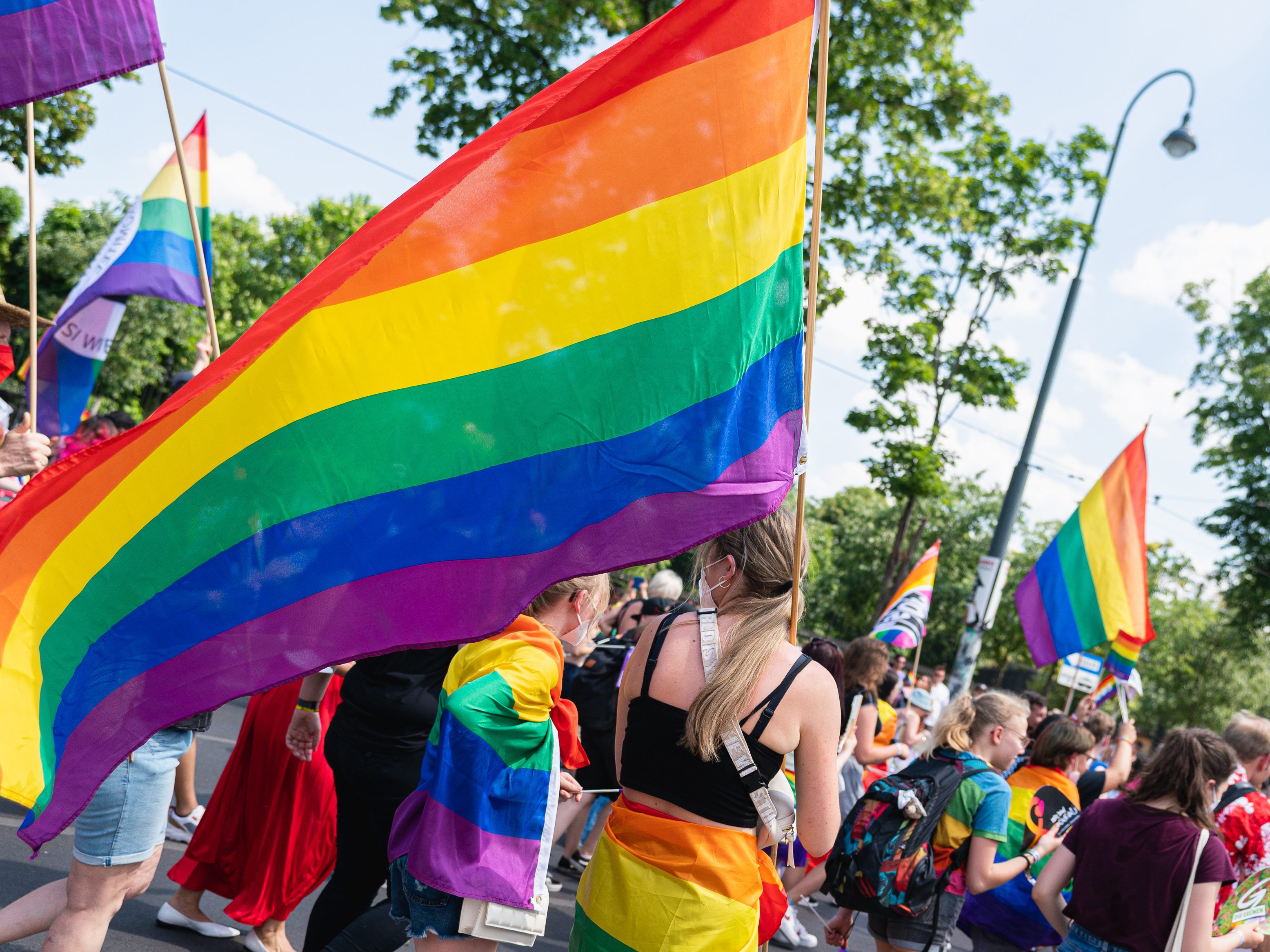 215 "Hate Crimes" gegen LGBTIQ-Personen im dritten Quartal 2021. 215 "Hate Crimes" gegen LGBTIQ-Personen im dritten Quartal 2021.