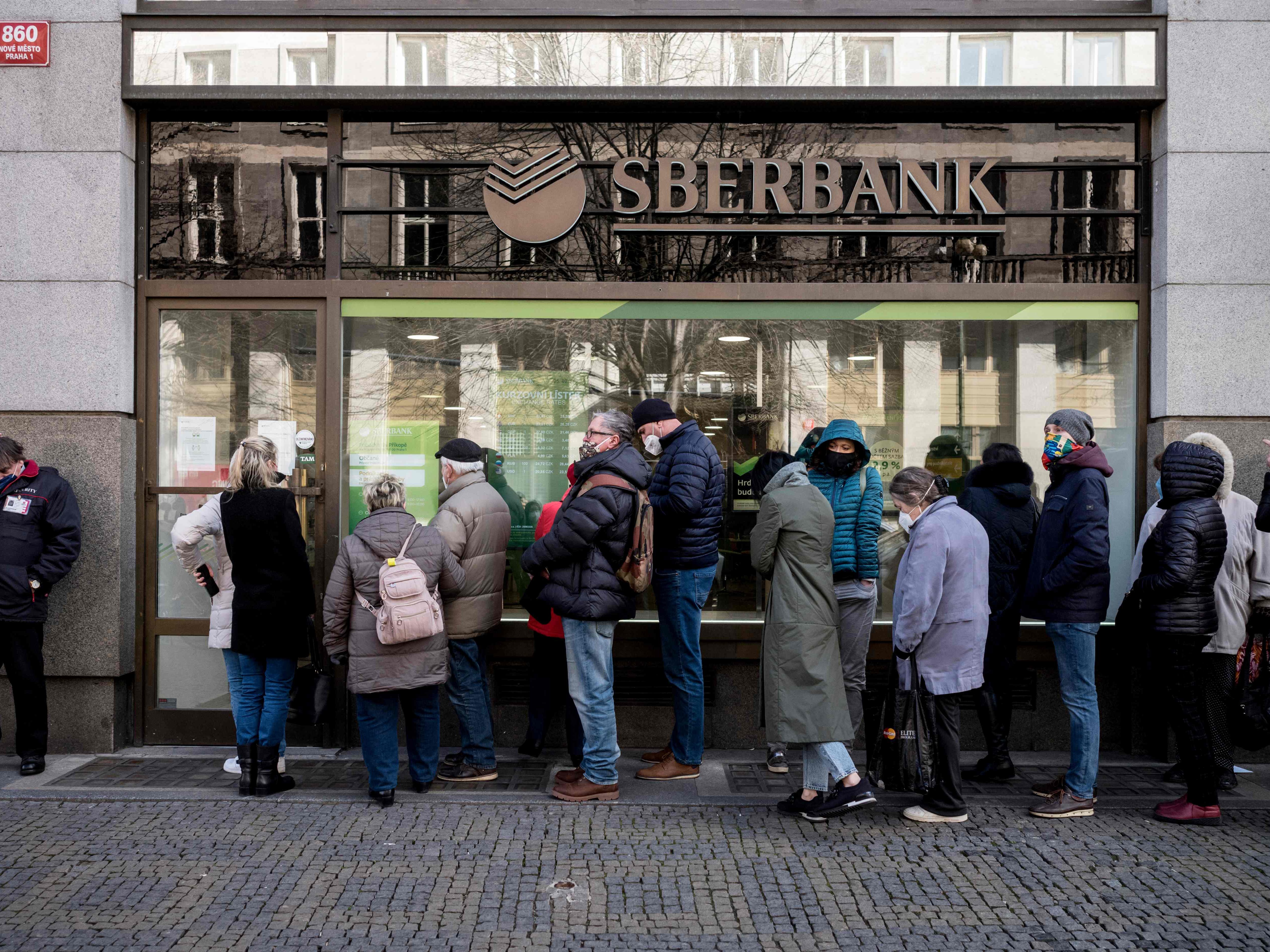 Einleger dürfen zur Sicherung des nötigsten täglichen Bedarfs maximal 100 Euro pro Tag abheben.