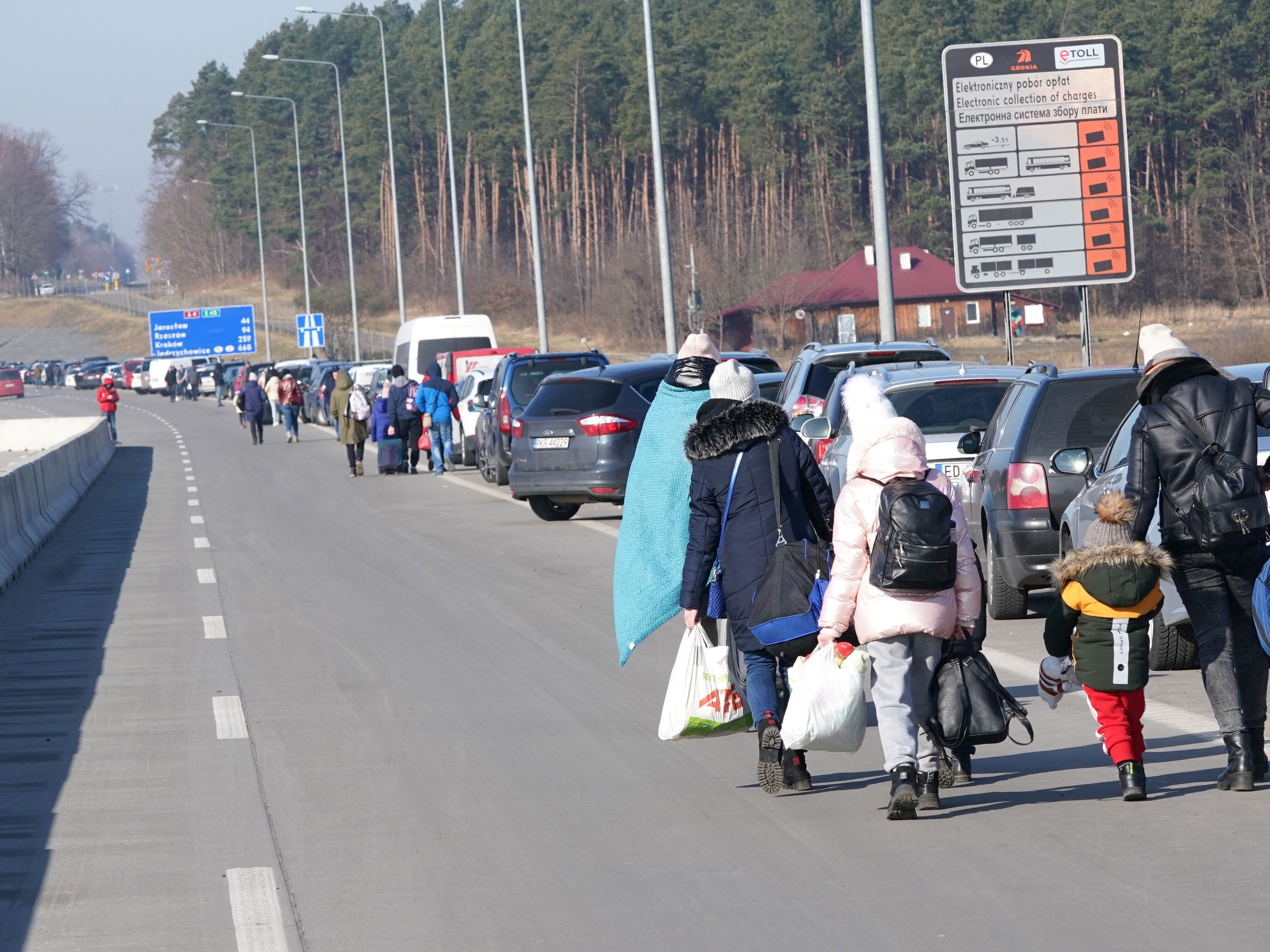 Warschau: 100.000 Ukrainer haben Grenze zu Polen überquert. Warschau: 100.000 Ukrainer haben Grenze zu Polen überquert.