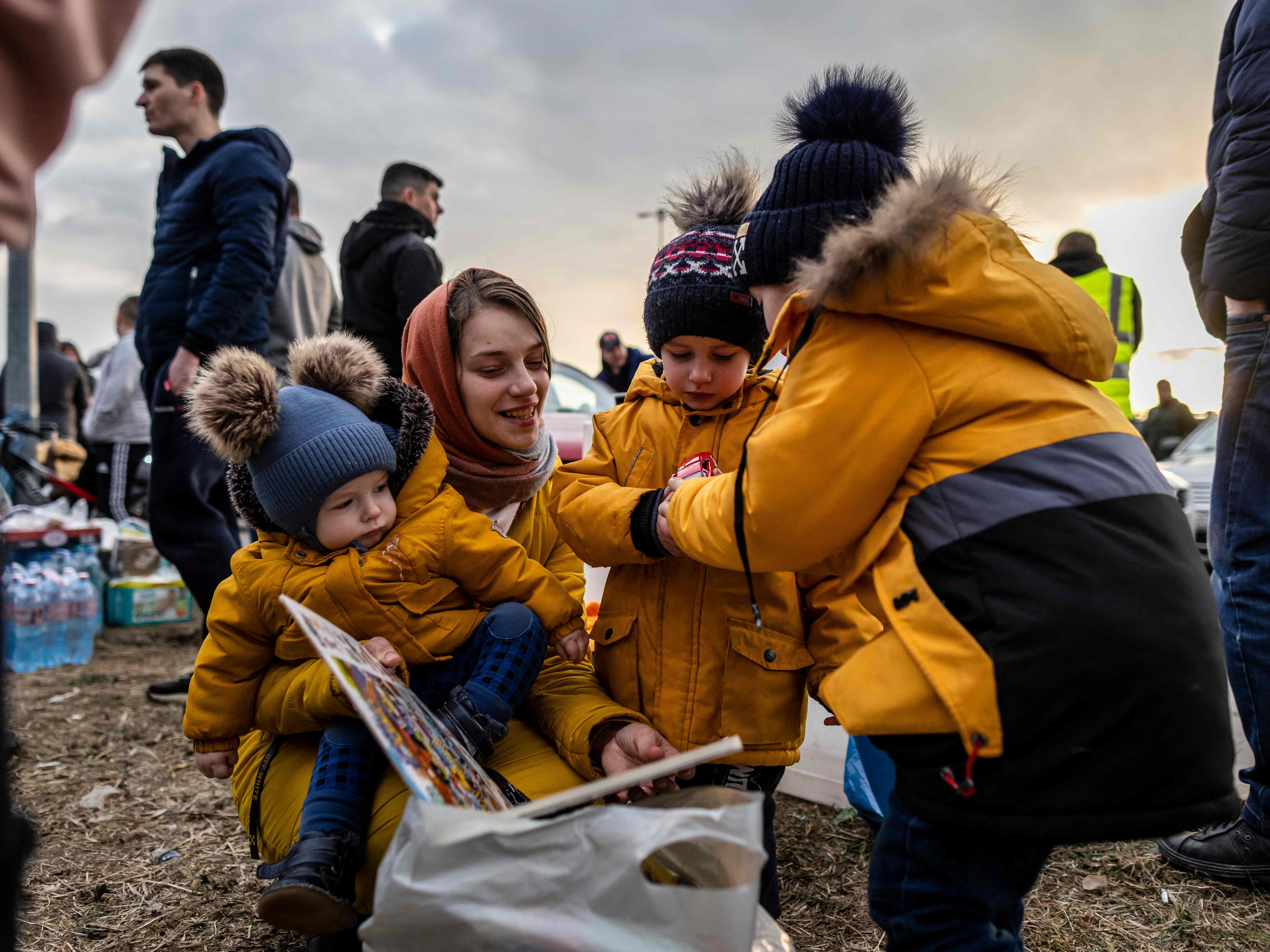 Aus Ukraine: Mehr als 156.000 Menschen flohen bisher nach Polen. Aus Ukraine: Mehr als 156.000 Menschen flohen bisher nach Polen.