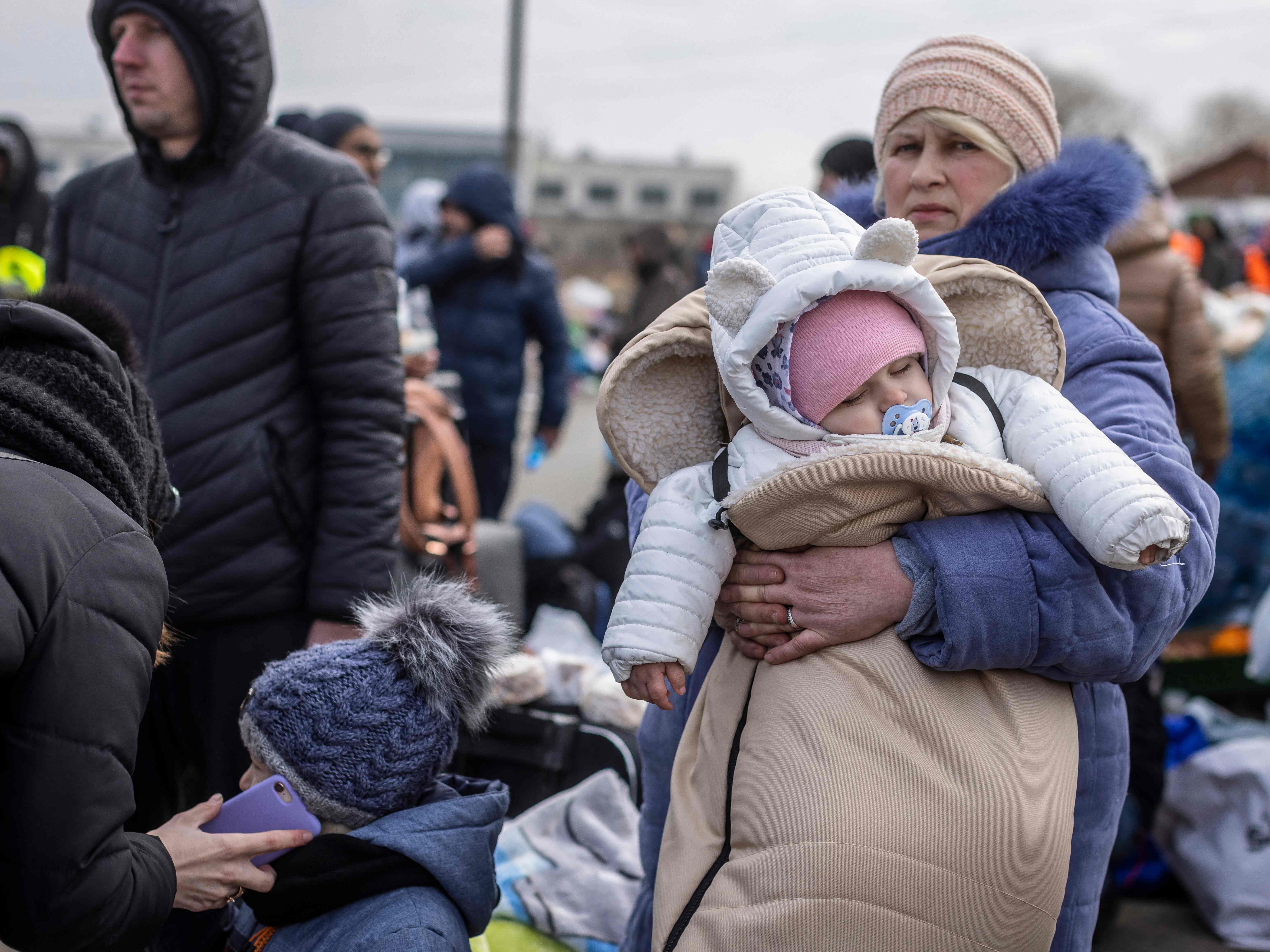 Hunderttausende Flüchtlinge verlassen aufgrund des Kriegszustandes ihr Heimatland Ukraine Hunderttausende Flüchtlinge verlassen aufgrund des Kriegszustandes ihr Heimatland Ukraine