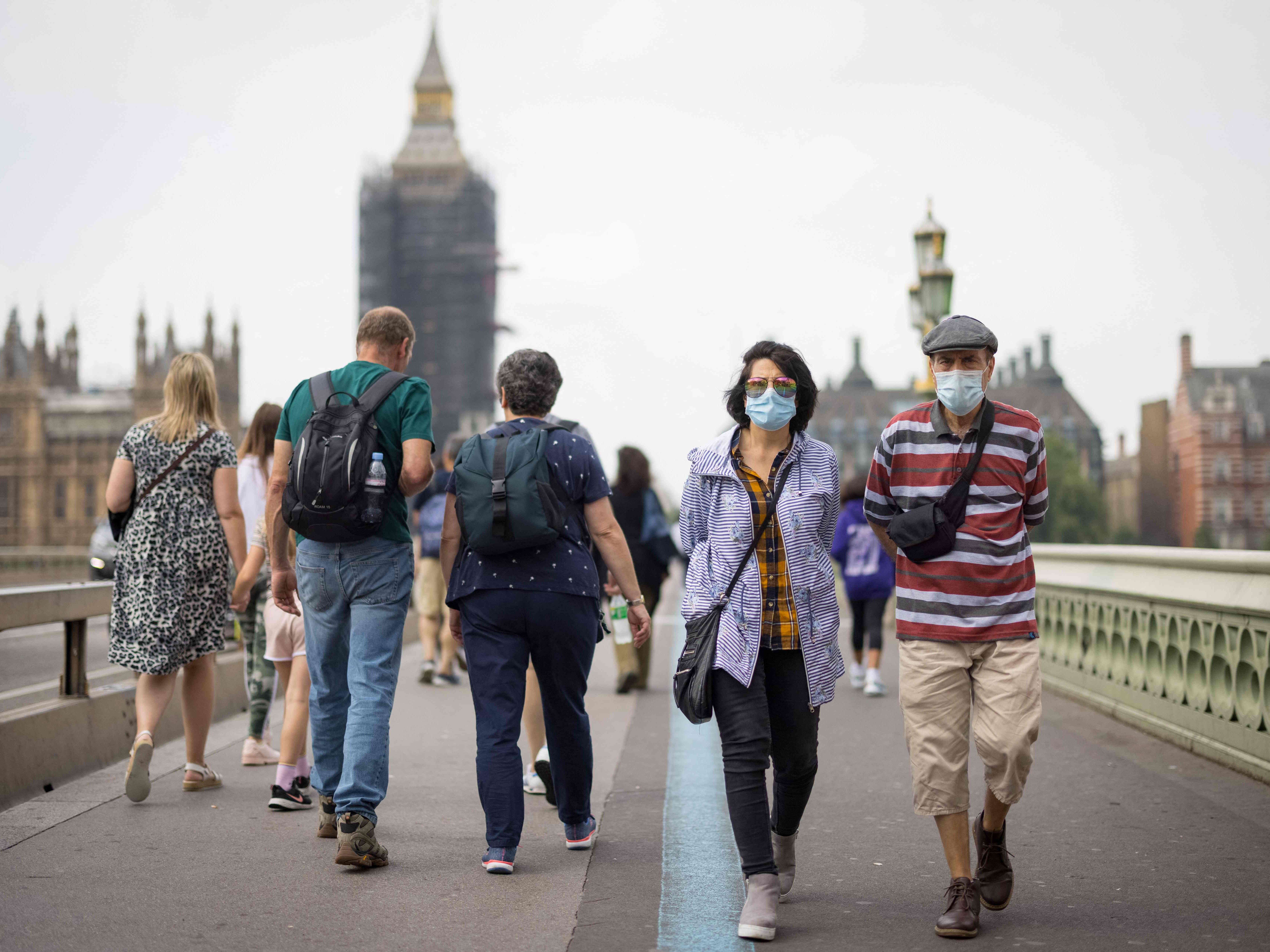 Ab 24. Februar müssen positiv Getestete in England nicht mehr zu Hause bleiben. Ab 24. Februar müssen positiv Getestete in England nicht mehr zu Hause bleiben.