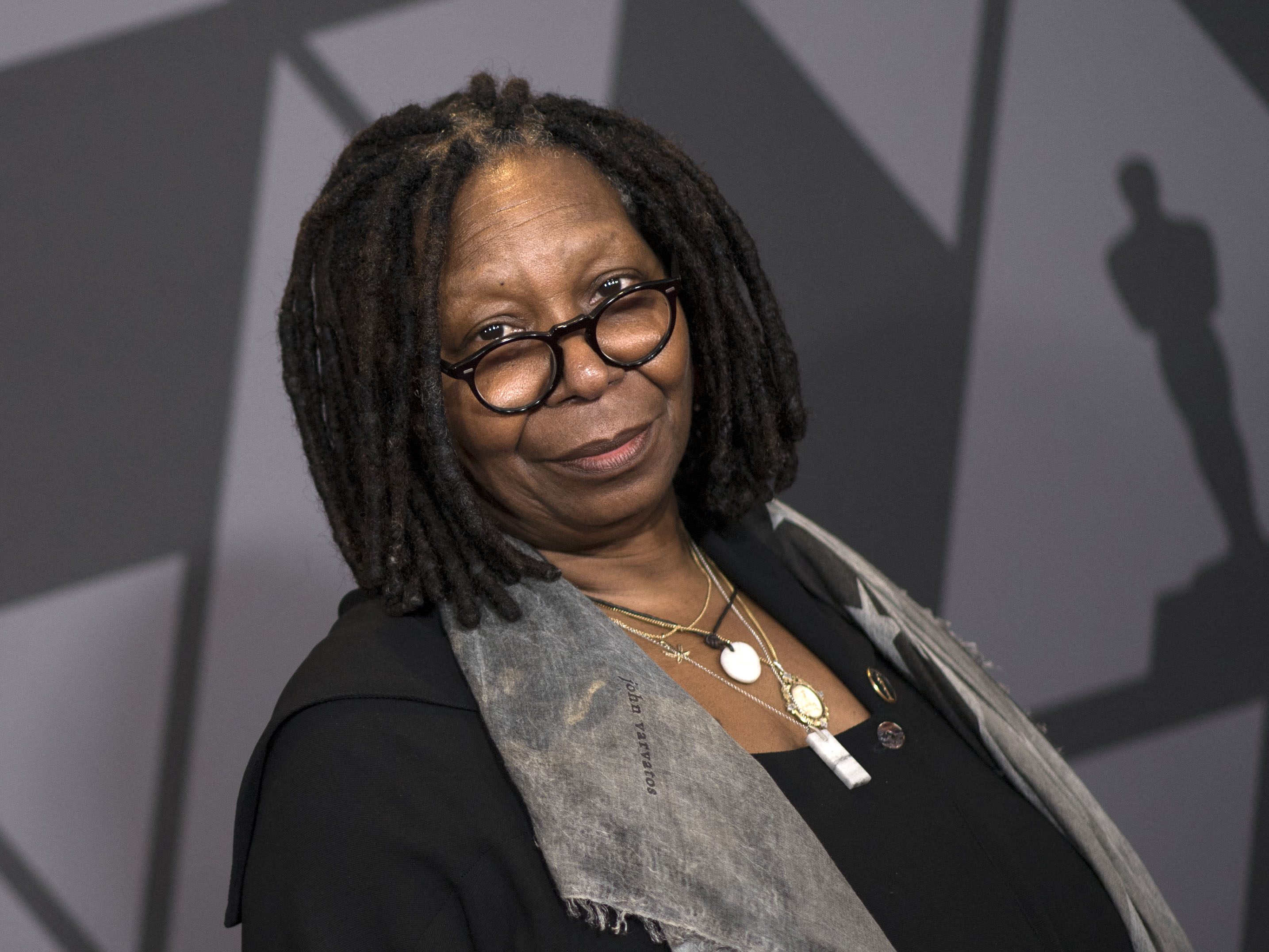 Whoopi Goldberg handelte sich mit Aussagen über den Holocaust eine Suspendierung ein Whoopi Goldberg handelte sich mit Aussagen über den Holocaust eine Suspendierung ein
