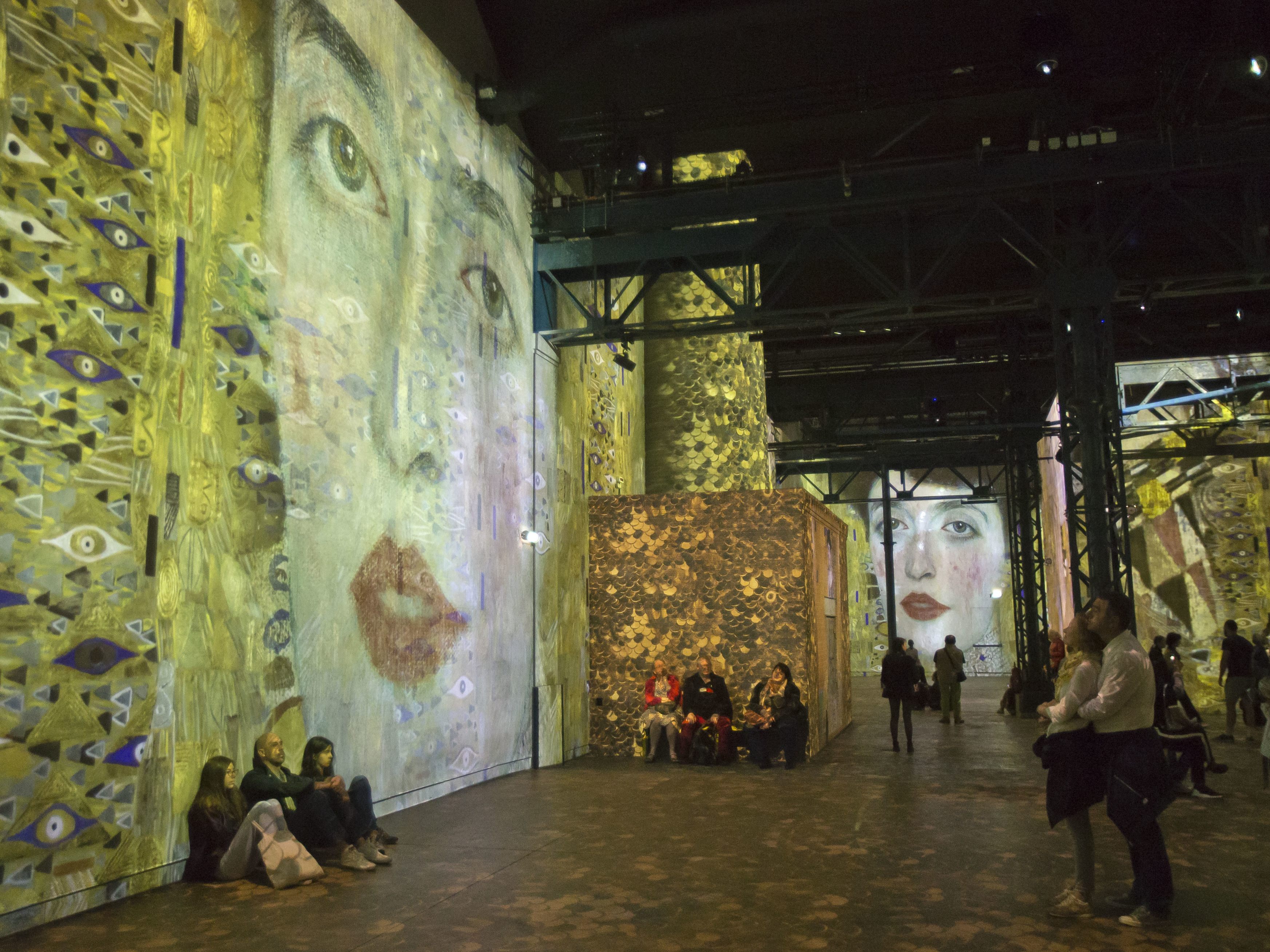 Eine immersive Klimt-Ausstellung in der Digital Art Gallery in Paris 2018: Jetzt kann man Klimt auch in einer immersiven Austellung in New York betrachten. Eine immersive Klimt-Ausstellung in der Digital Art Gallery in Paris 2018: Jetzt kann man Klimt auch in einer immersiven Austellung in New York betrachten.