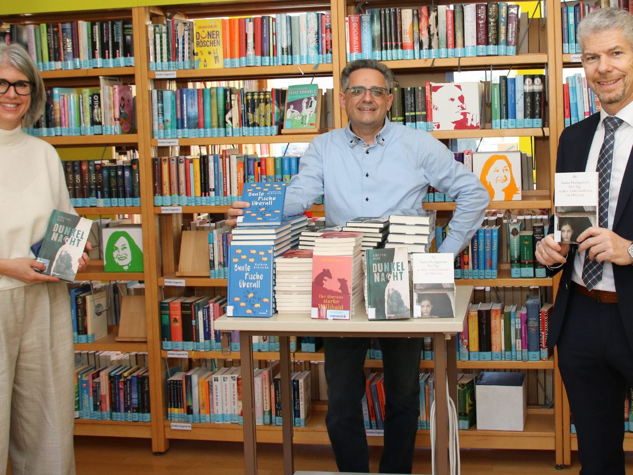 Vlnr: Angelika Kaufmann (mit Jürgen Schacherl für die Bibliothek des Gymnasiums verantwortlich) mit Gerald Fenkart und Thomas Schreiber anlässlich der Übergabe der Bücher in der Bibliothek des Gymna-siums in Bludenz. Vlnr: Angelika Kaufmann (mit Jürgen Schacherl für die Bibliothek des Gymnasiums verantwortlich) mit Gerald Fenkart und Thomas Schreiber anlässlich der Übergabe der Bücher in der Bibliothek des Gymna-siums in Bludenz.