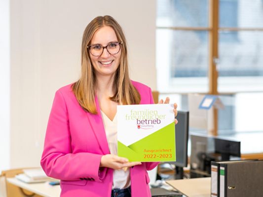 Julia Albinger mit der Auszeichnung des Landes Vorarlberg