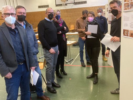 v.l.n.r.: Arch. Erwin Werle, Gemeinderat Jürgen Blacha, Bgm. Walter Gohm, Vizebgm. Micha Gort, Arch. Reinhold Locher (Wettbewerbskoordination), Arch. Patricia Zacek-Stadler, Dietmar Lenz (Gemeindeverband) & Arch. Matthias Hein in der Turnhalle der VS Fellengatter v.l.n.r.: Arch. Erwin Werle, Gemeinderat Jürgen Blacha, Bgm. Walter Gohm, Vizebgm. Micha Gort, Arch. Reinhold Locher (Wettbewerbskoordination), Arch. Patricia Zacek-Stadler, Dietmar Lenz (Gemeindeverband) & Arch. Matthias Hein in der Turnhalle der VS Fellengatter