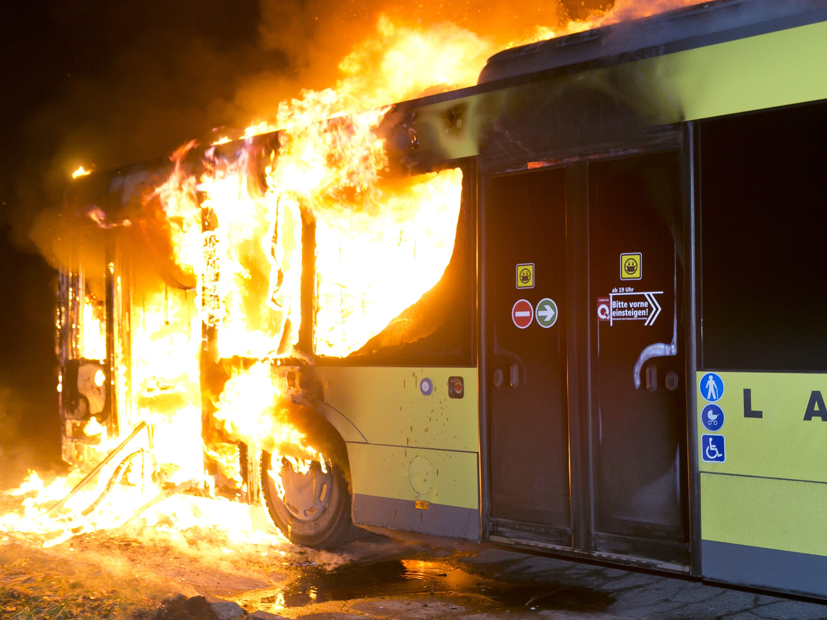 Ein Landbus fing vergangene Nacht Feuer. Ein Landbus fing vergangene Nacht Feuer.