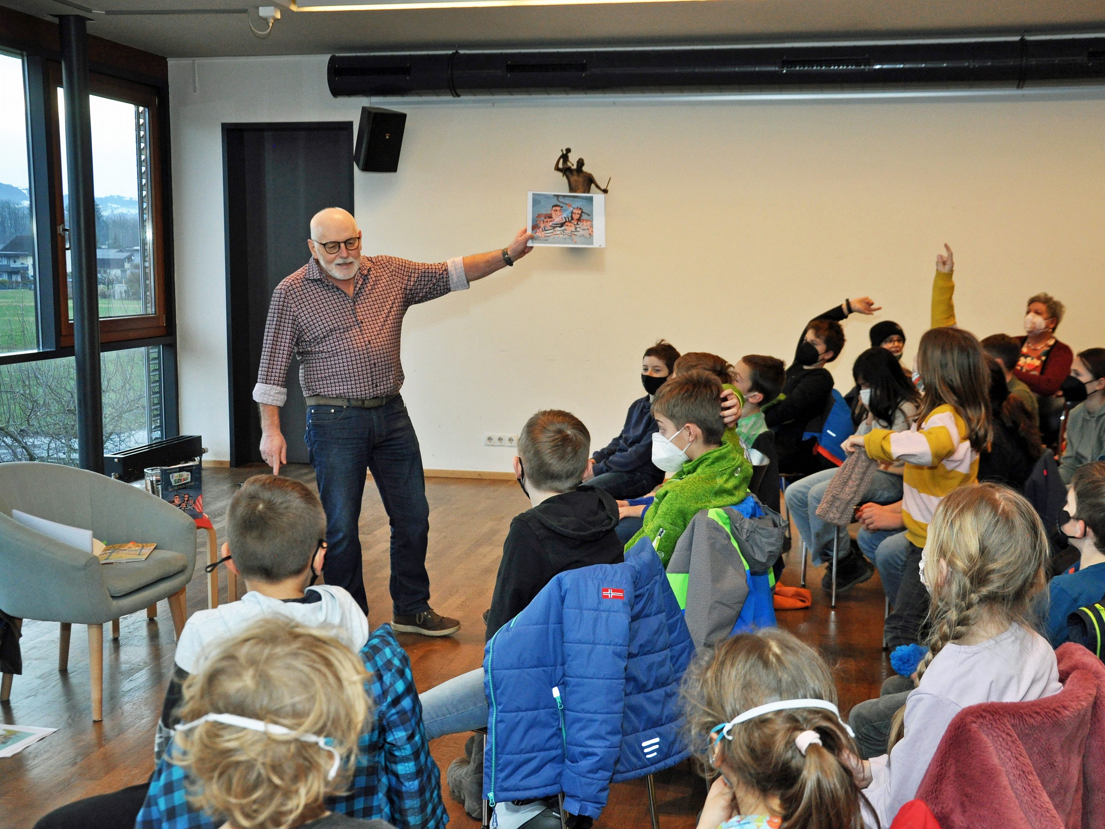 Einmal im Monat gestaltet der ehemalige Volksschuldirektor in der Bücherei Rohrbach eine literarische Stunde für Kinder ab acht Jahren. Einmal im Monat gestaltet der ehemalige Volksschuldirektor in der Bücherei Rohrbach eine literarische Stunde für Kinder ab acht Jahren.