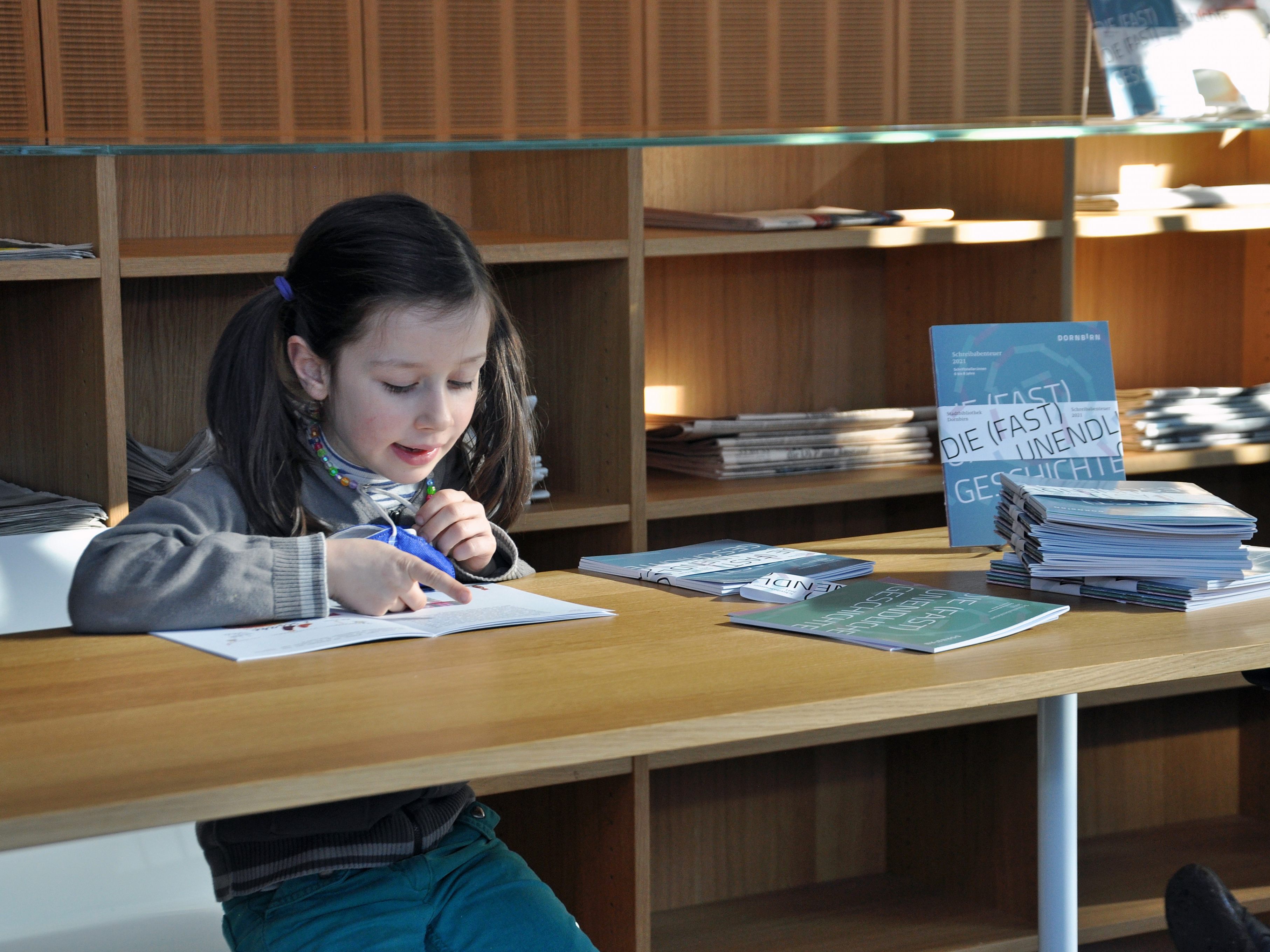 Die jungen Autoren lasen aus den druckfrischen Büchern vor. Die jungen Autoren lasen aus den druckfrischen Büchern vor.