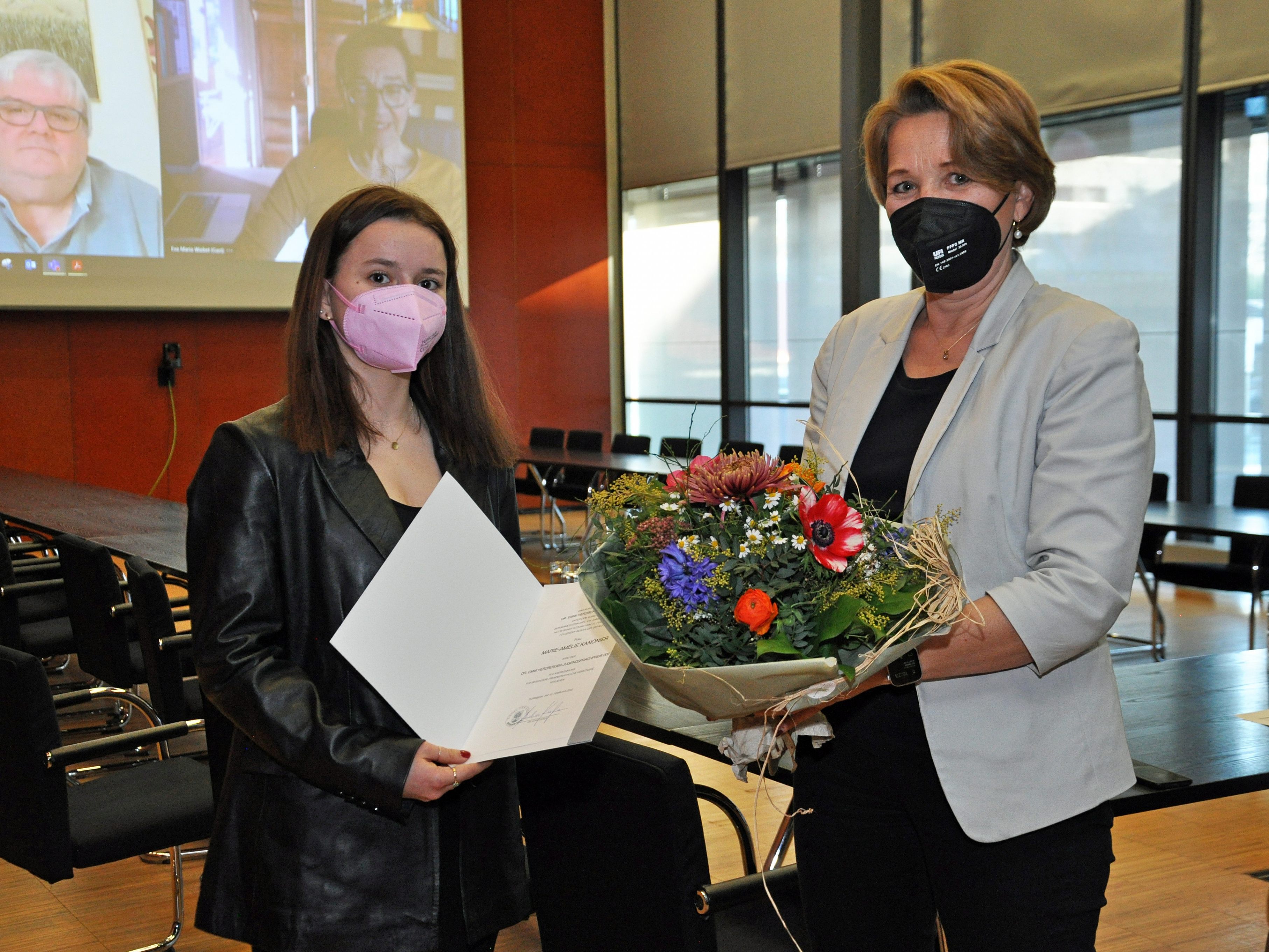 Stolz nahm Marie-Amélie Kanonier den renommierten Dr. Emmi Herzberger Sprachpreis entgegen. Stolz nahm Marie-Amélie Kanonier den renommierten Dr. Emmi Herzberger Sprachpreis entgegen.