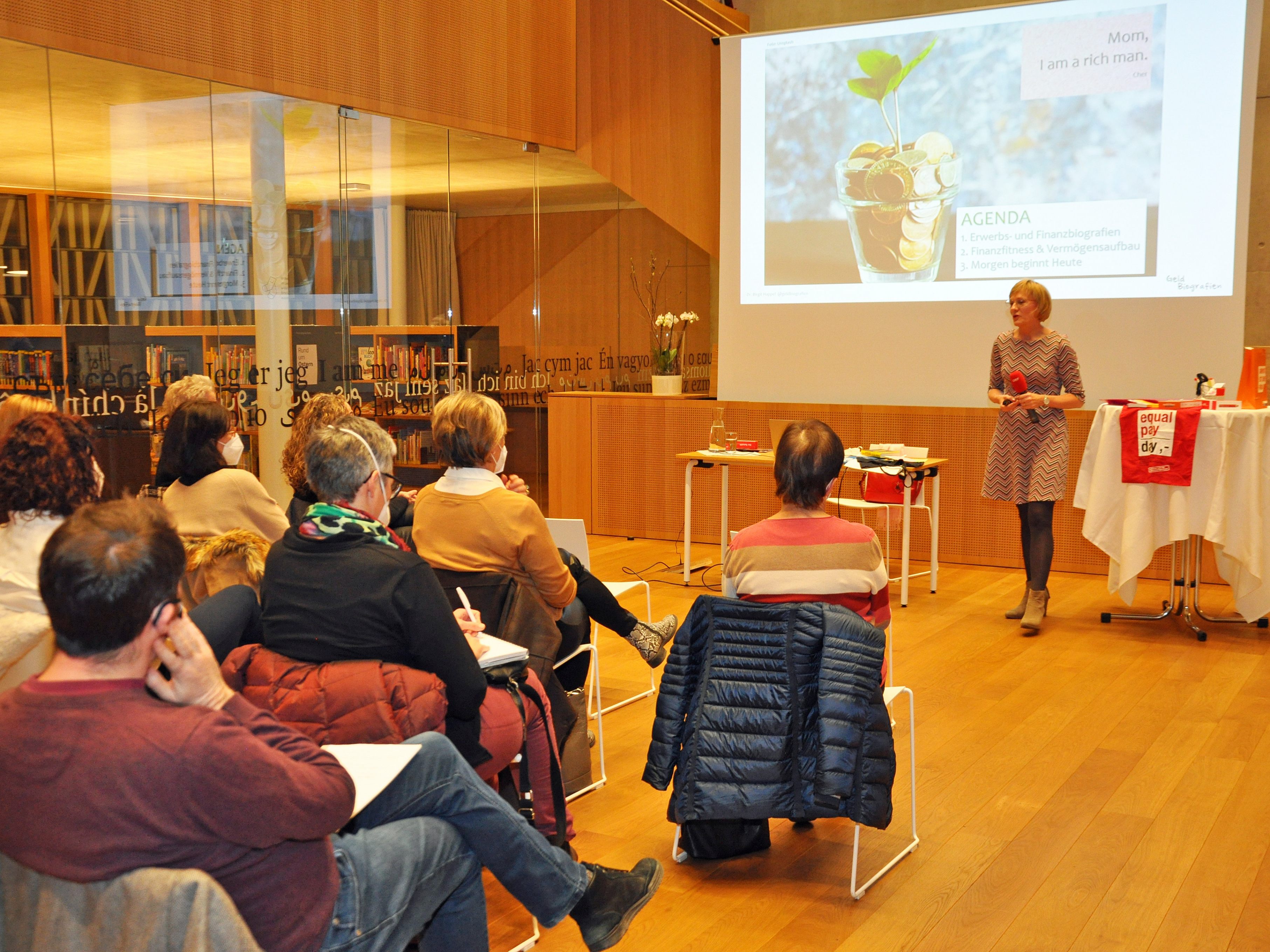Der Vortrag fand im Rahmen der Veranstaltungsreihe „let’s talk money“ der Dornbirner Sparkasse in Kooperation mit der Stadtbibliothek statt. Der Vortrag fand im Rahmen der Veranstaltungsreihe „let’s talk money“ der Dornbirner Sparkasse in Kooperation mit der Stadtbibliothek statt.