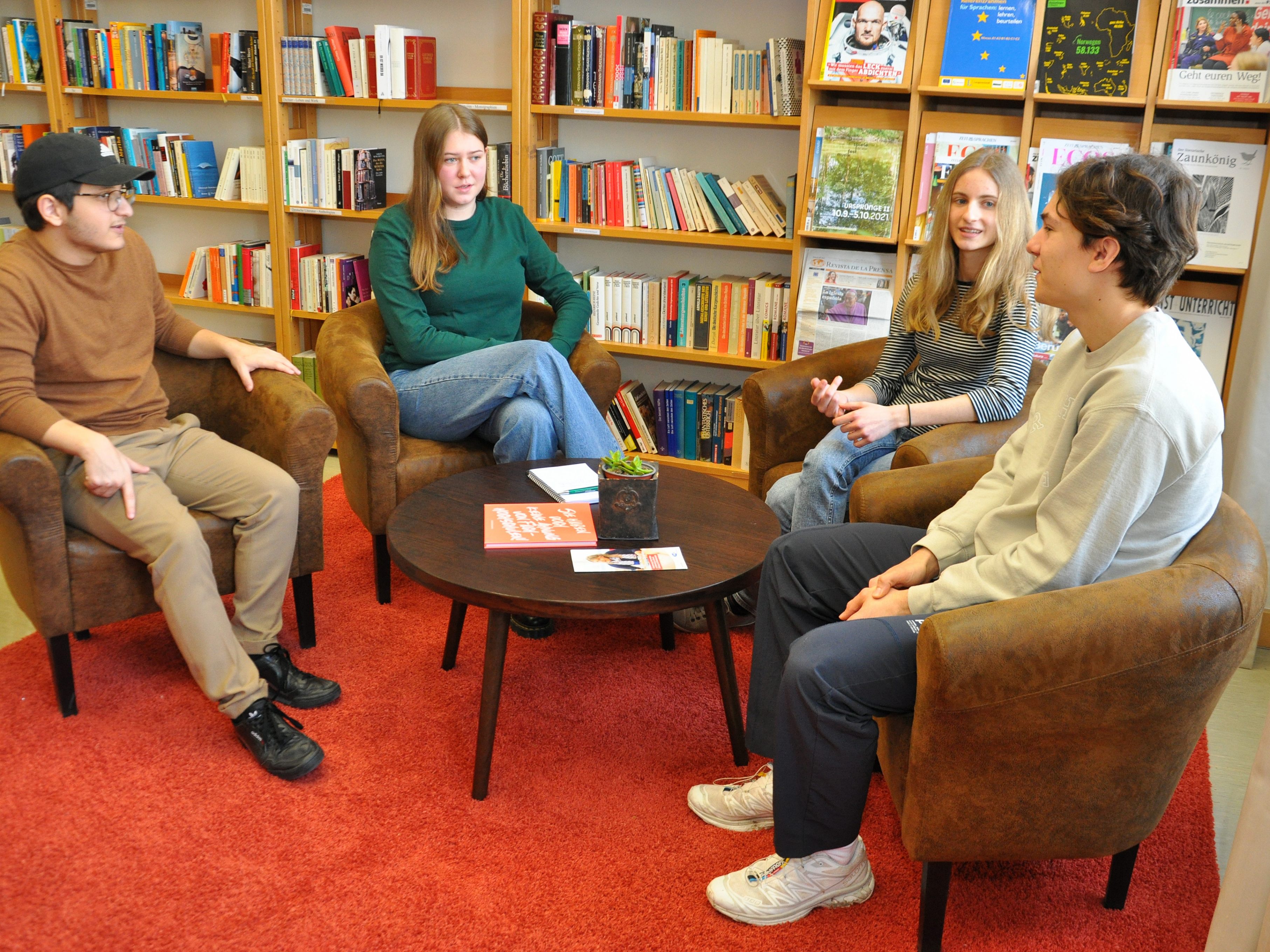 Die Schülerstudenten haben sich zum Austausch in der Bibliothek des BG Dornbirn getroffen. Die Schülerstudenten haben sich zum Austausch in der Bibliothek des BG Dornbirn getroffen.