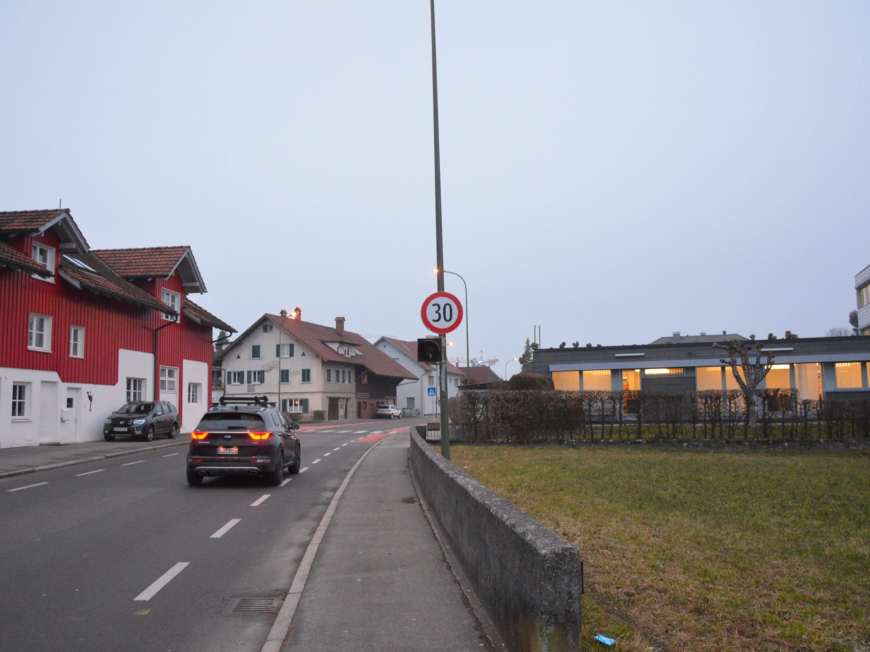 Zwischen der Mittelschule Rheindorf und der Volksschule Rotkreuz sorgt die 30er-Beschränkung für einen sichereren Schulweg.