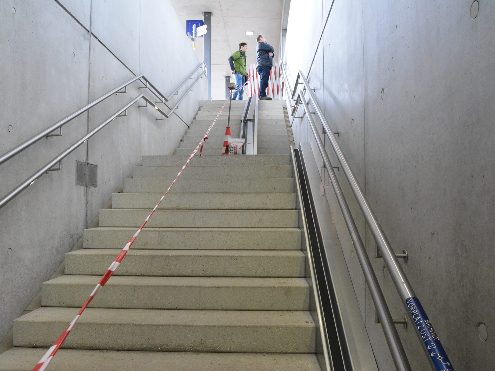 Die Fahrradschieberillen ermöglichen einen bequemen Zugang zu den Bahnsteigen. Die Fahrradschieberillen ermöglichen einen bequemen Zugang zu den Bahnsteigen.